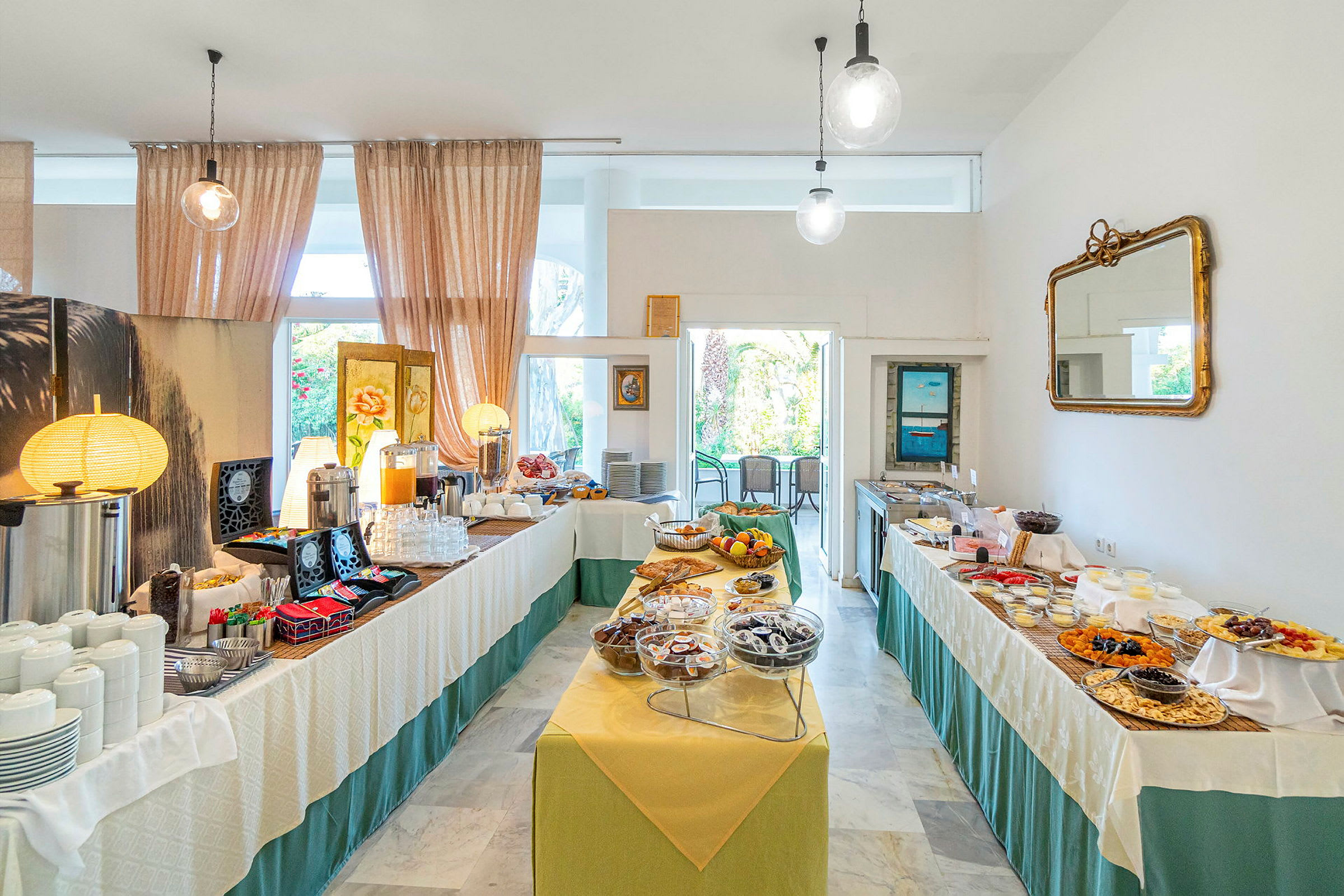 Morgenmadsbuffet med forskellige madmuligheder på borde i et lyst rum. (AI-genereret tekst)