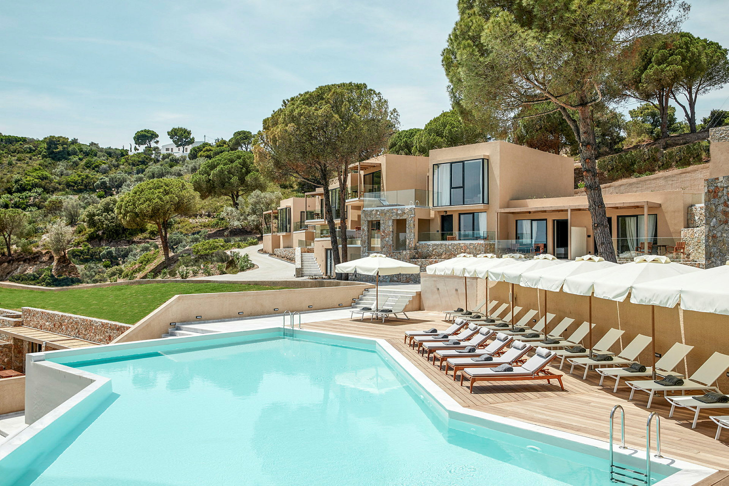 Poolområde ved en moderne resort omgivet af frodig natur. (AI-genereret tekst)