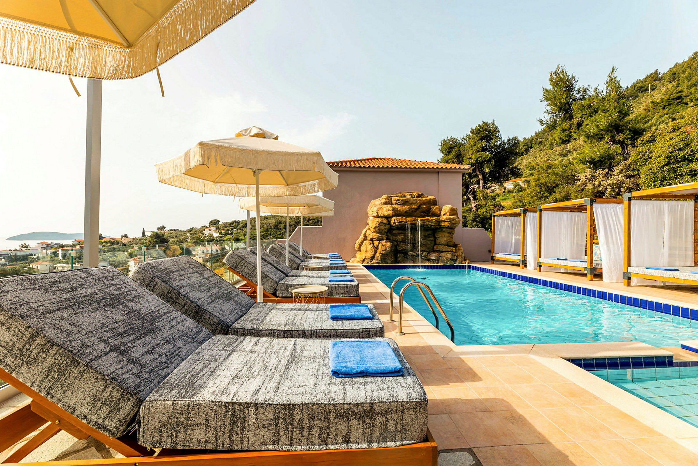 Solstole ved en pool med parasoller og cabanas. (AI-genereret tekst)