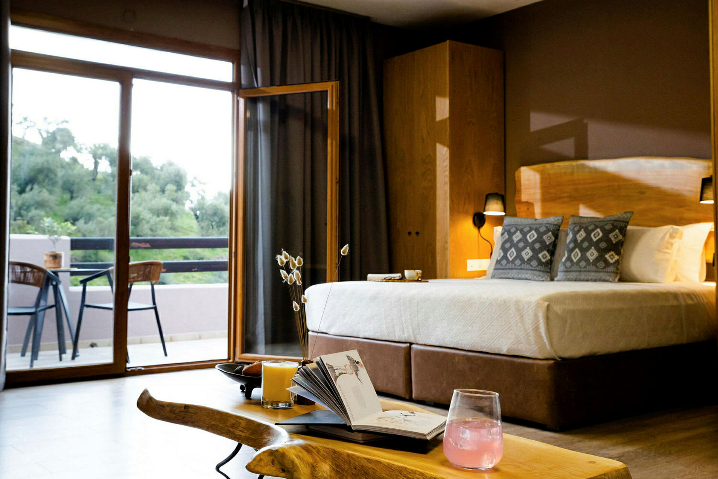 Hotelværelse med dobbeltseng, siddegruppe og adgang til en altan. (AI-genereret tekst)