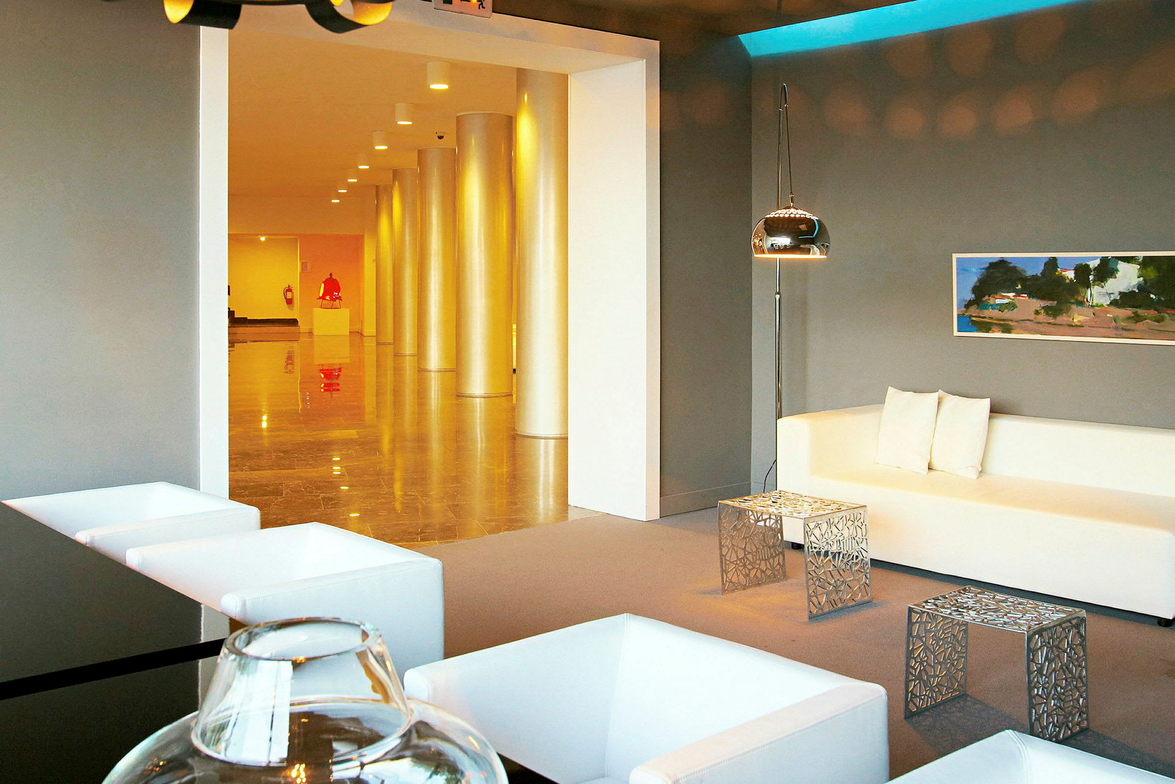 Moderne hotellobby med hvide møbler og kunst i baggrunden. (AI-genereret tekst)