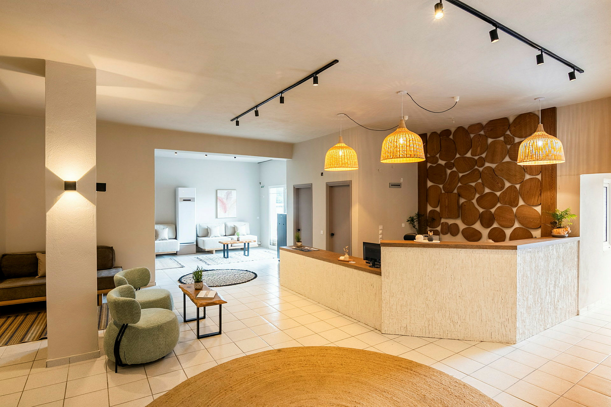 Lyst indrettet hotellobby med siddeområder og reception. (AI-genereret tekst)