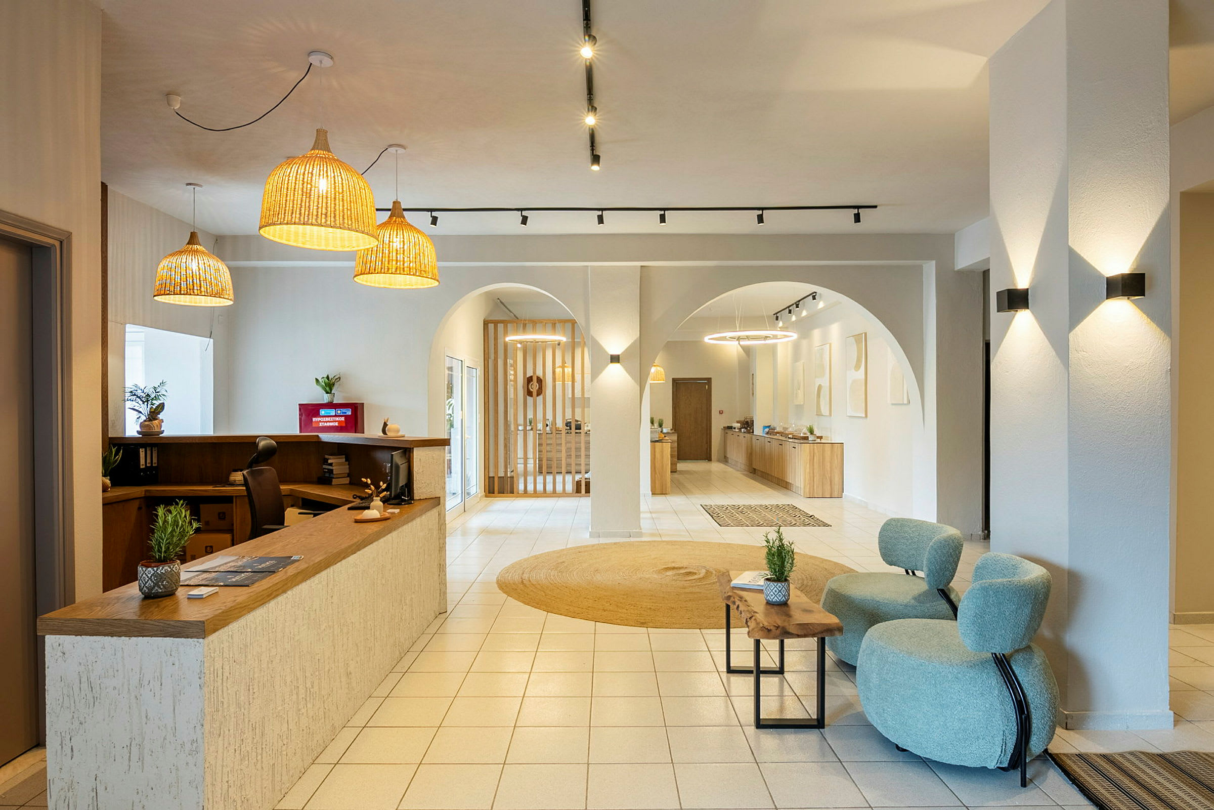 Hotellets lobby med receptionsdisk, moderne møbler og dekorativ belysning. (AI-genereret tekst)