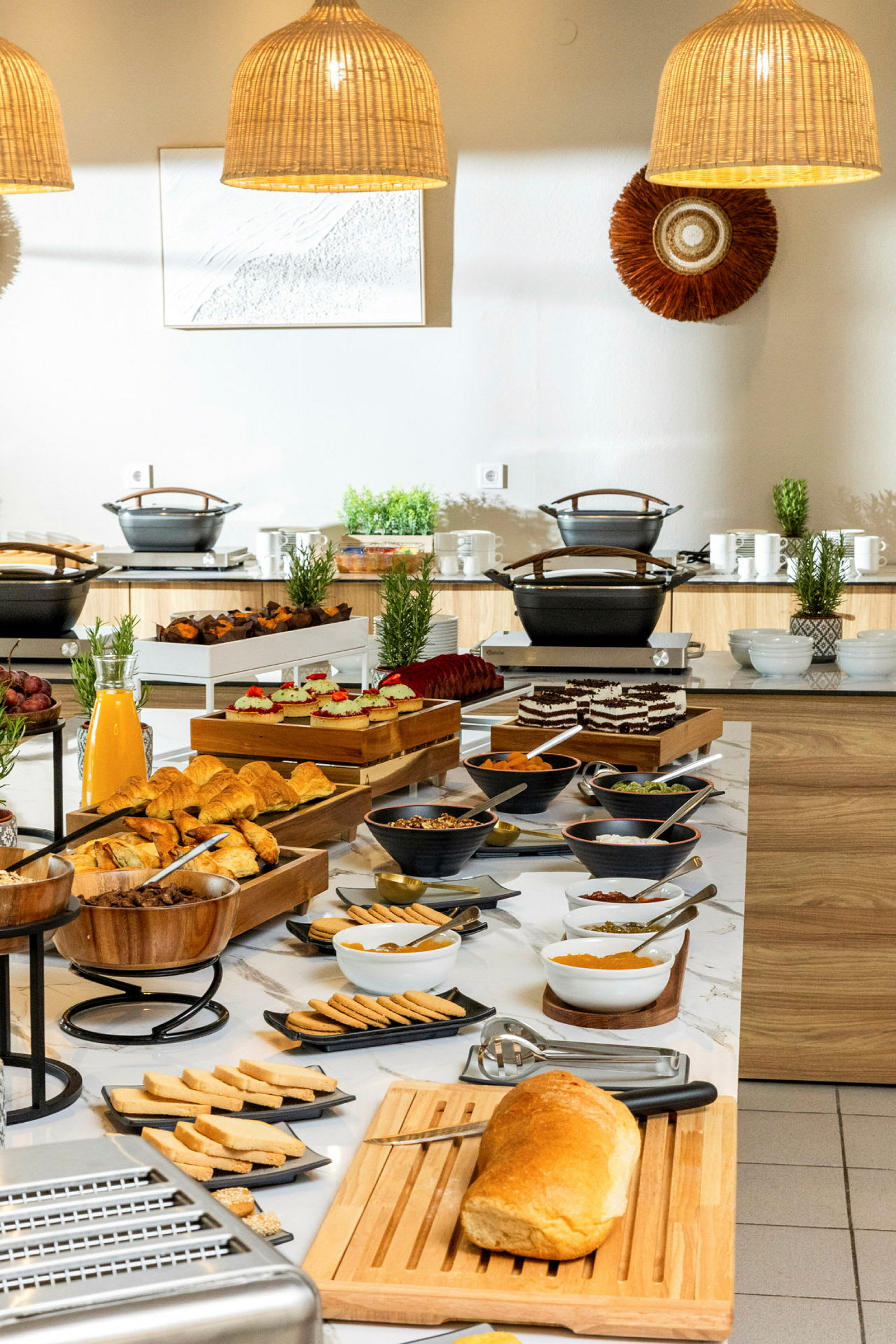 Morgenbuffet med brød, bagværk og forskellige tilbehør. (AI-genereret tekst)