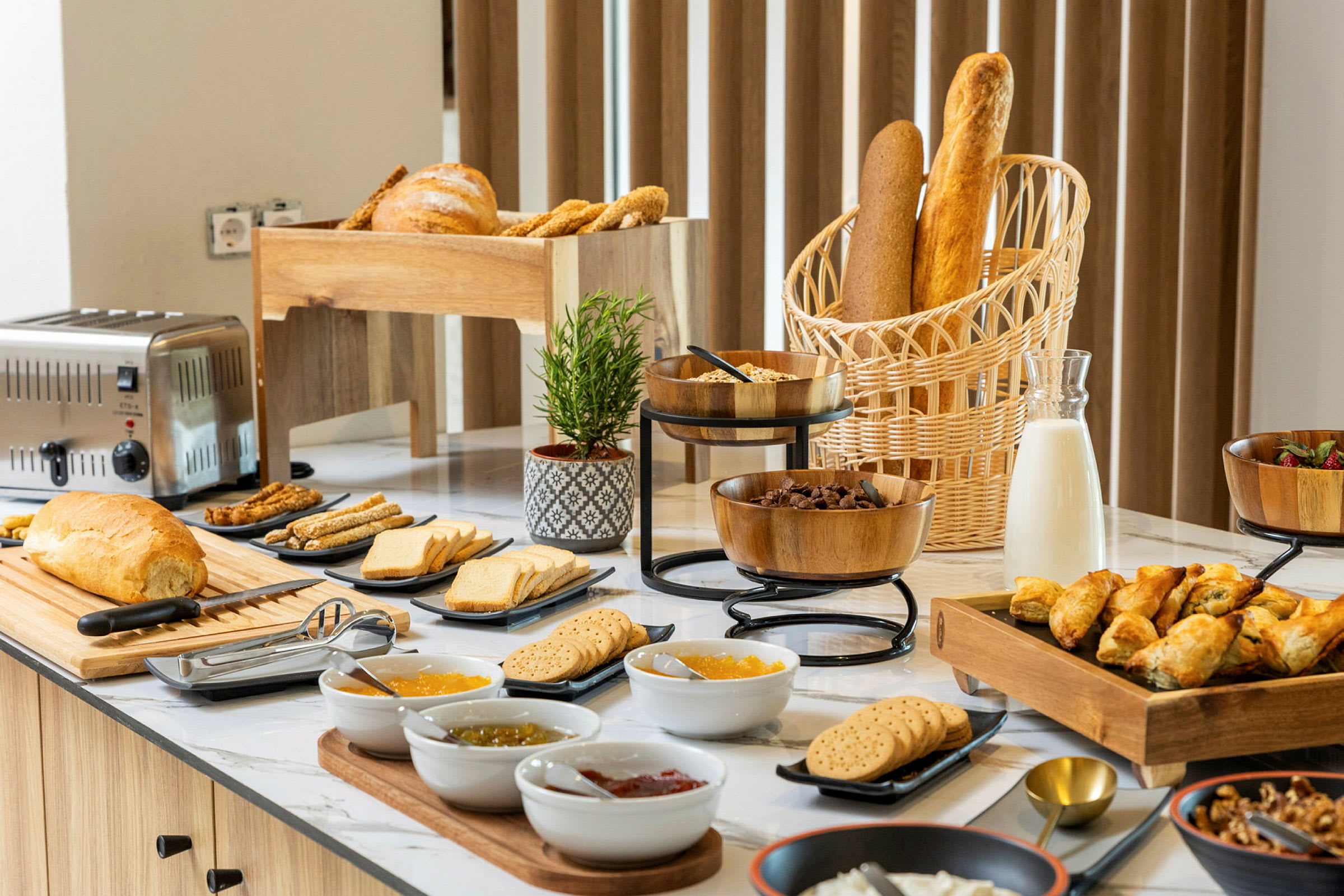 Morgenbuffet med brød, pålæg og bagværk. (AI-genereret tekst)