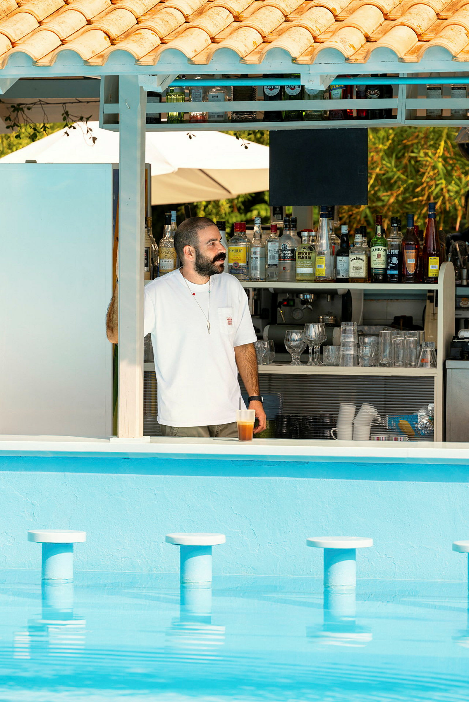 En bar med servering ved en pool med vandsiddepladser. (AI-genereret tekst)