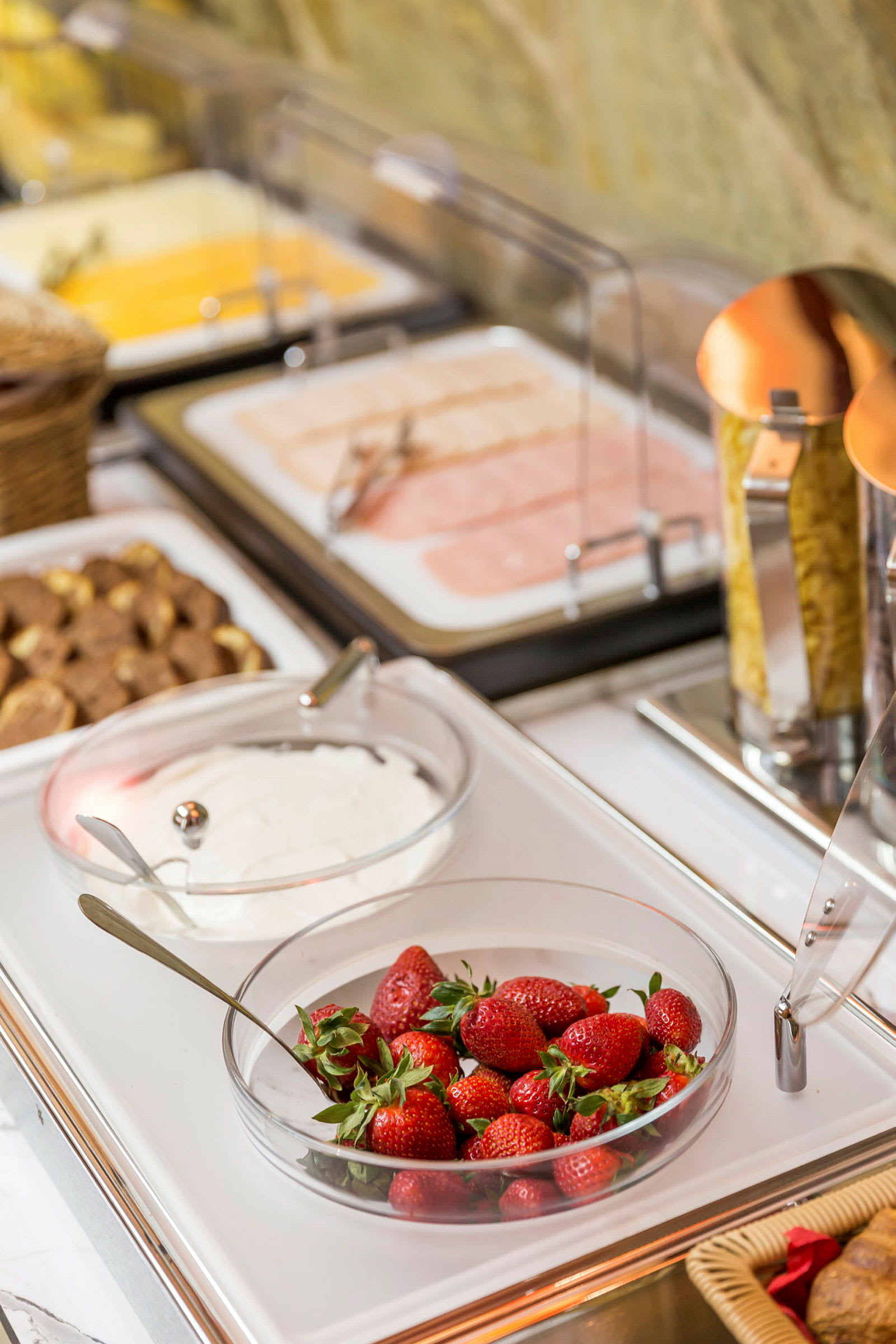 Buffet med jordbær, yoghurt og forskellige pålæg. (AI-genereret tekst)