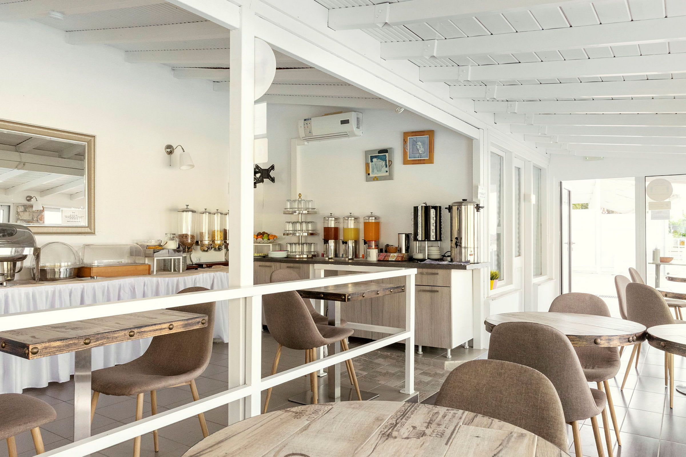 Et spiseområde med borde og stole samt en serveringsbuffet. (AI-genereret tekst)