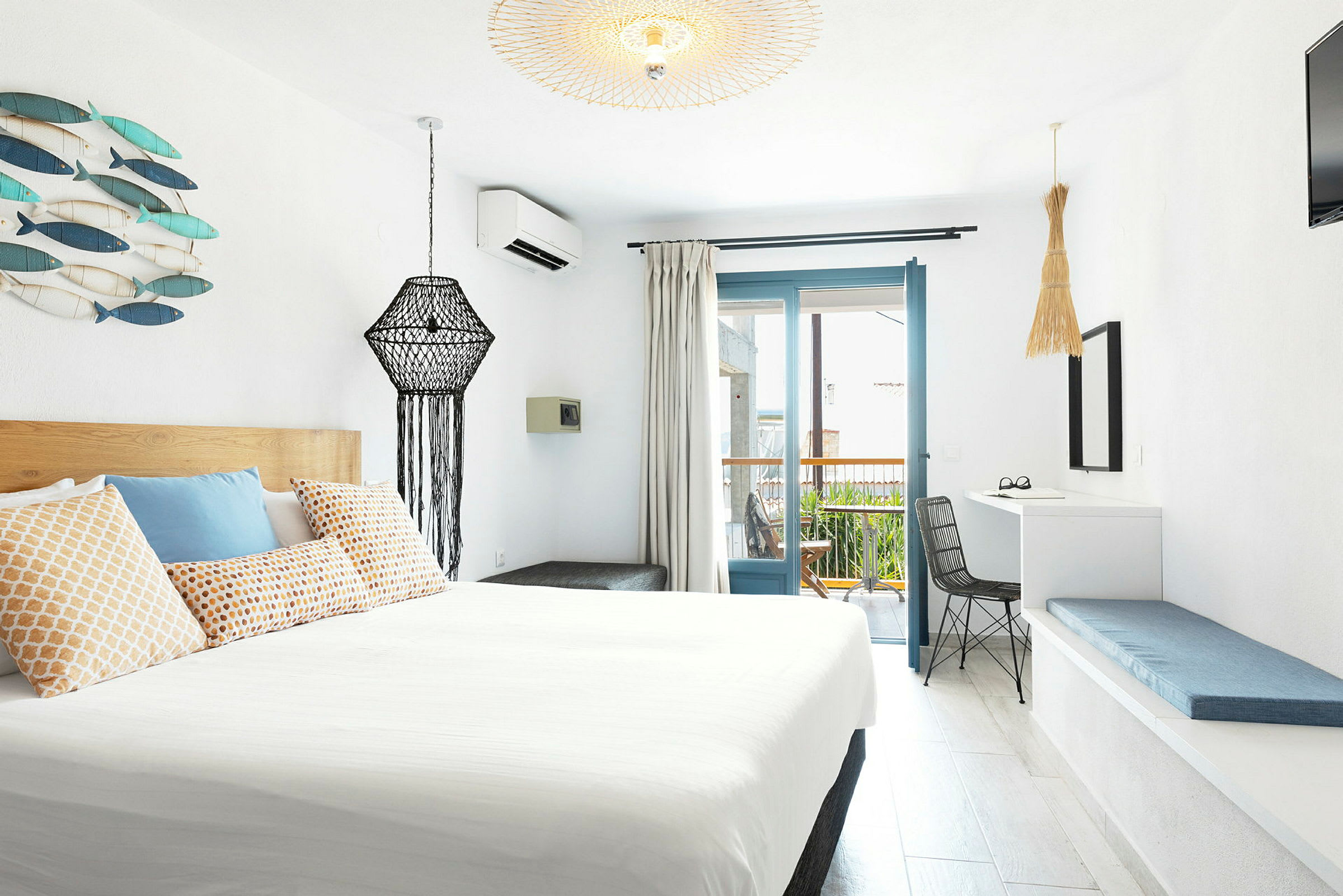 Et moderne indrettet hotelværelse med lys indretning og en altan. (AI-genereret tekst)