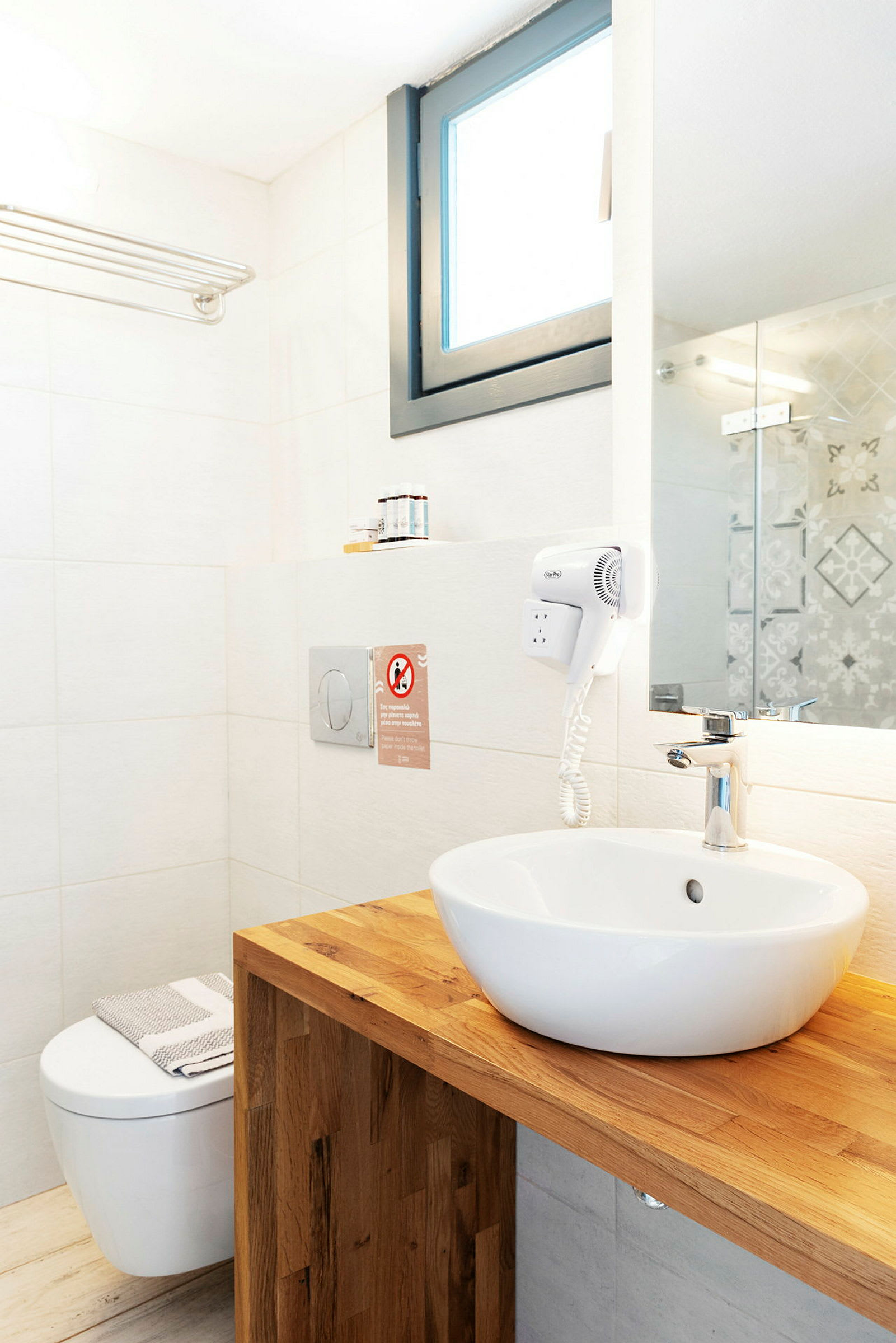 Billede af et moderne badeværelse med en håndvask på en træbænk og et toilet. (AI-genereret tekst)