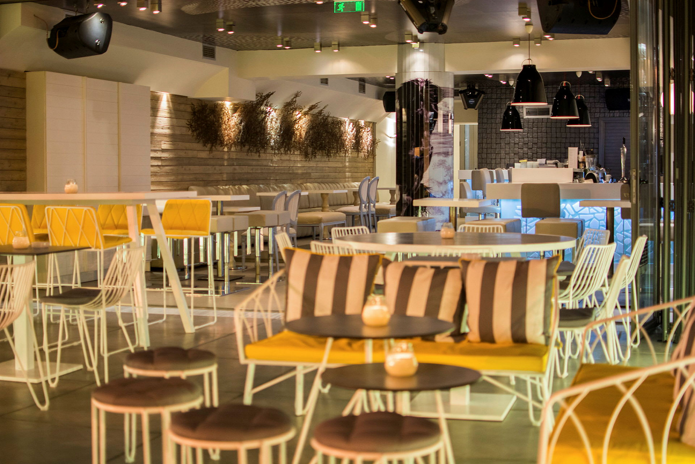 En moderne restaurant med gul og hvid indretning. (AI-genereret tekst)