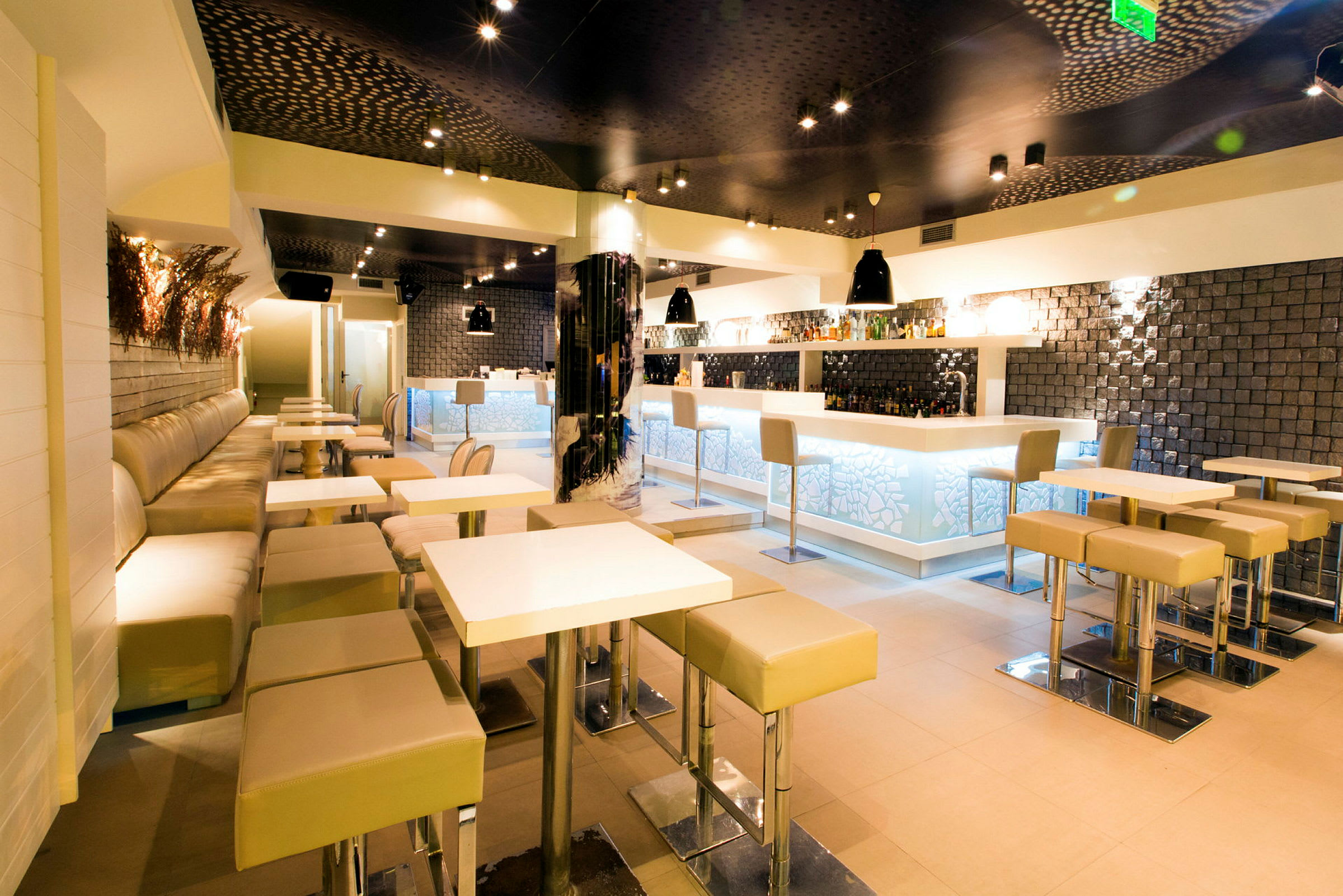 En moderne bar med lyse møbler og et elegant design. (AI-genereret tekst)