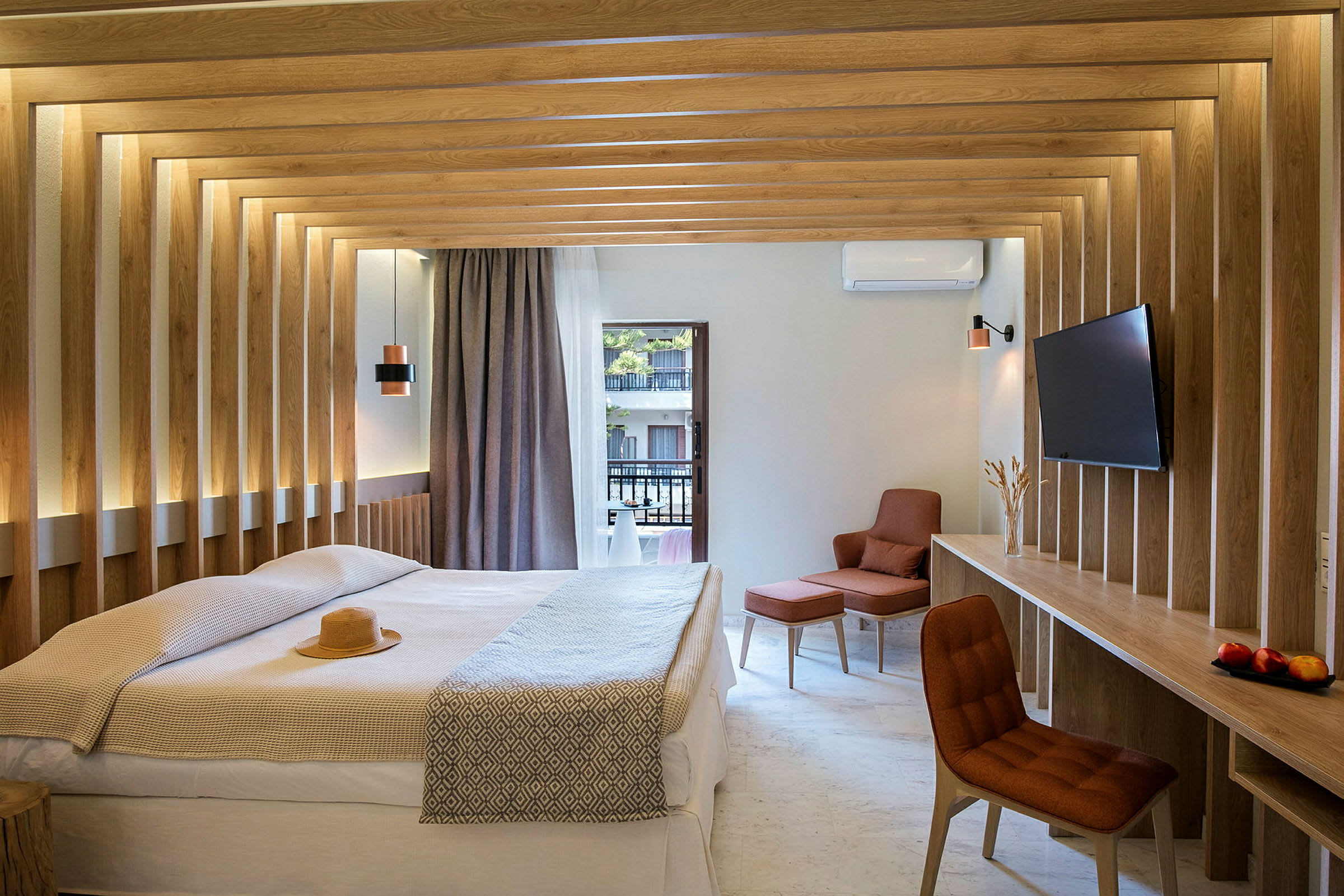 Et moderne hotelværelse med en dobbeltseng, træpaneler på væggene og udsigt til en altan. Værelset har et fjernsyn og en komfortabel siddeplads. (AI-genereret tekst)
