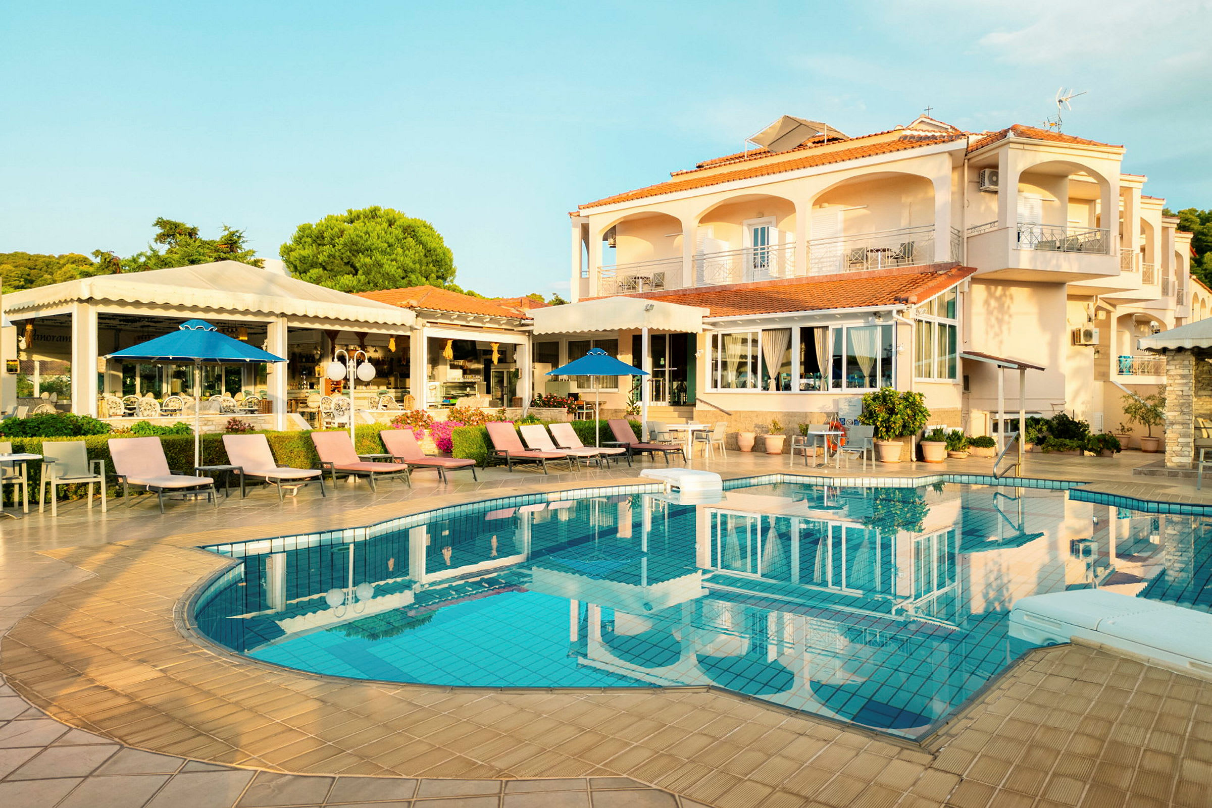 Hotel med pool og solsenge. (AI-genereret tekst)