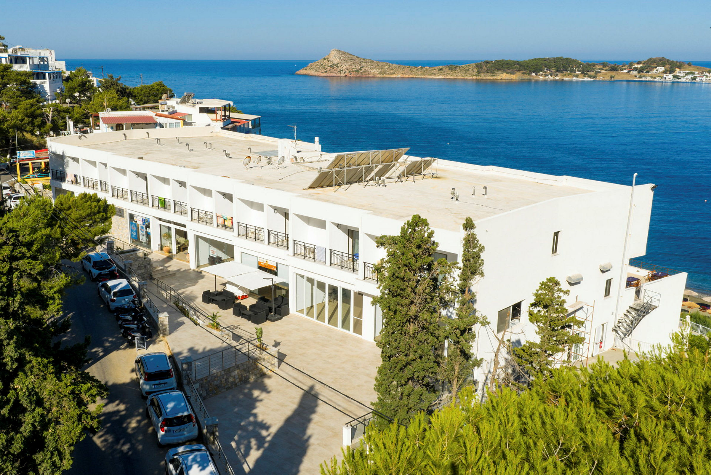 Et hvidt hotel med udsigt til havet. (AI-genereret tekst)