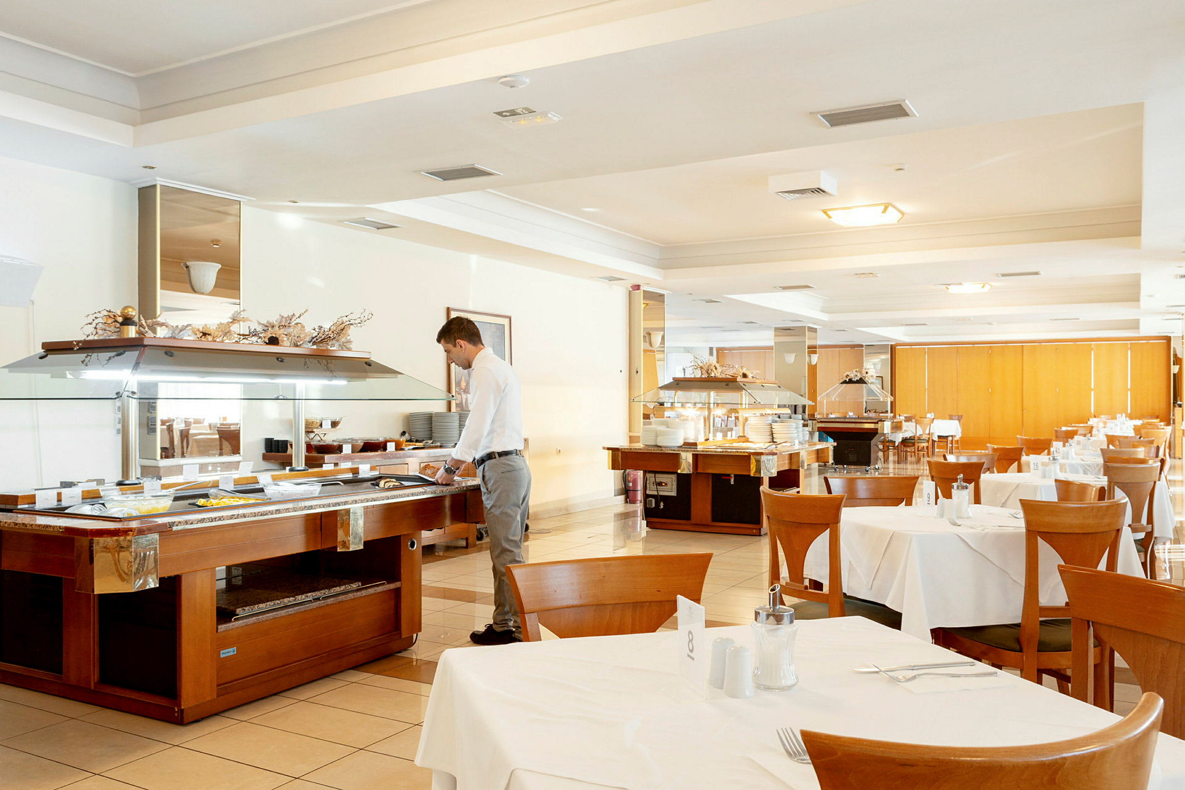 Buffetområde i en lys og rummelig restaurant. (AI-genereret tekst)
