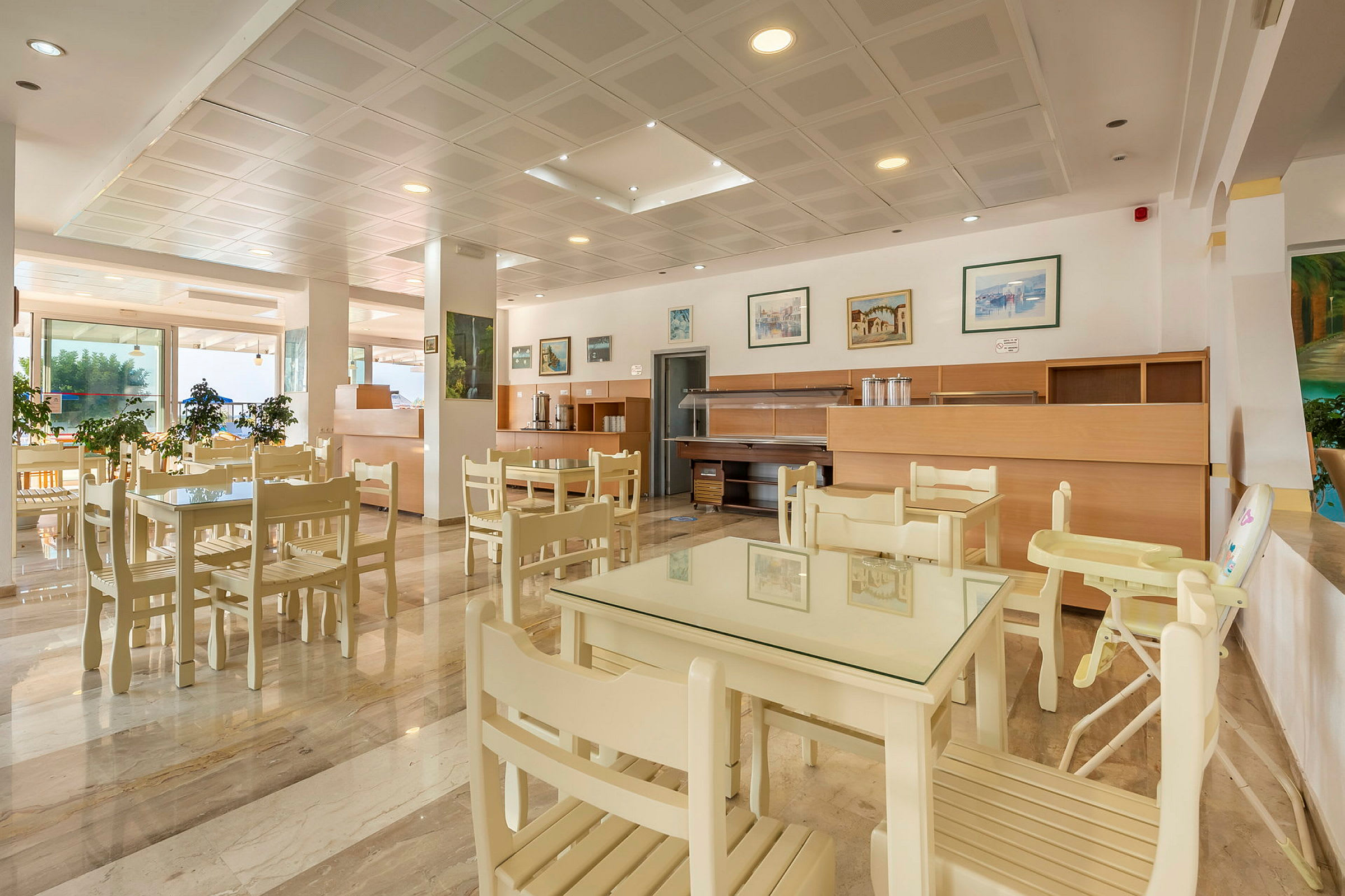 Indendørs billede af en lys og luftig café med glasborde og hvide stole. (AI-genereret tekst)