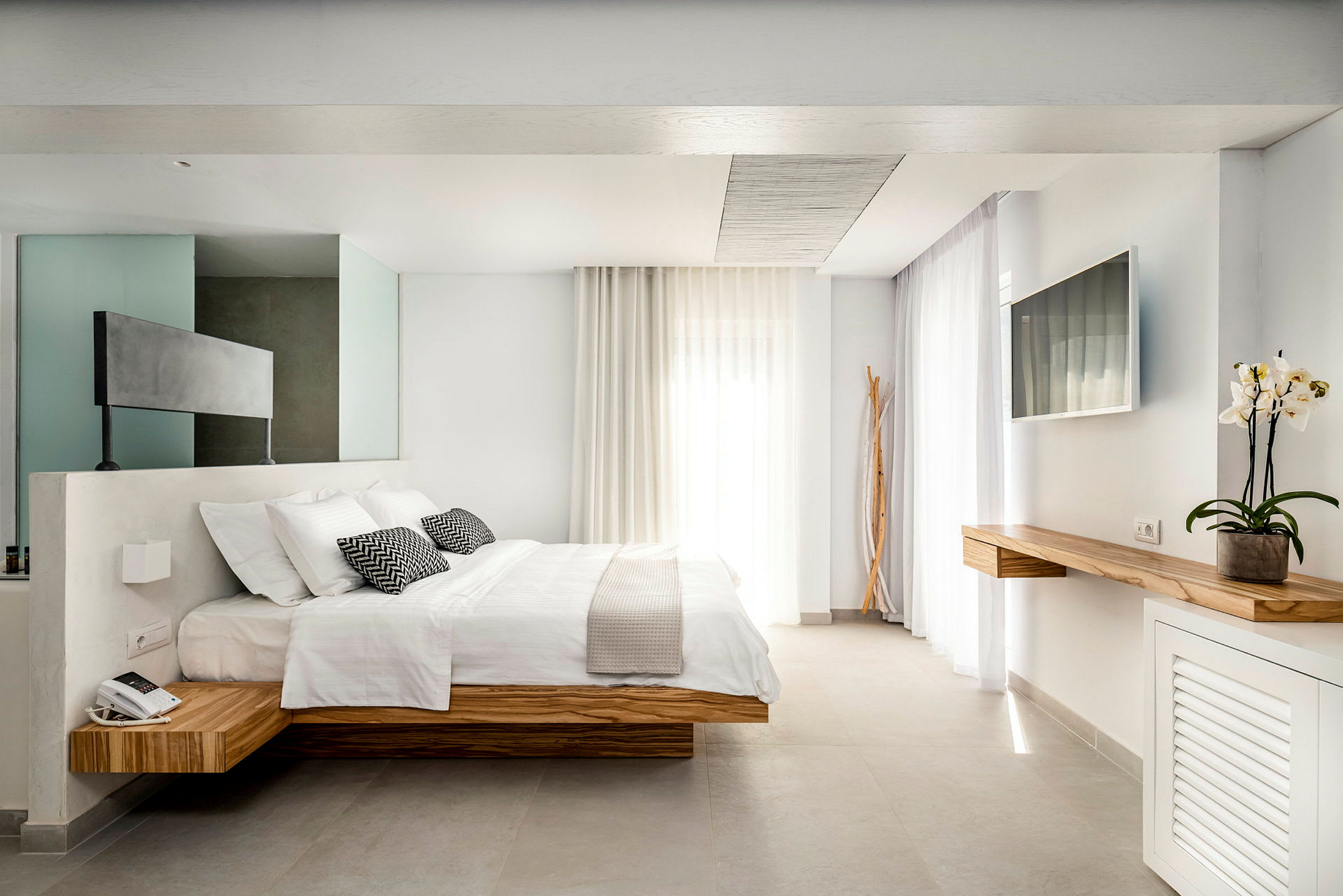 Moderne hotelværelse med dobbeltseng og minimalistisk indretning. (AI-genereret tekst)