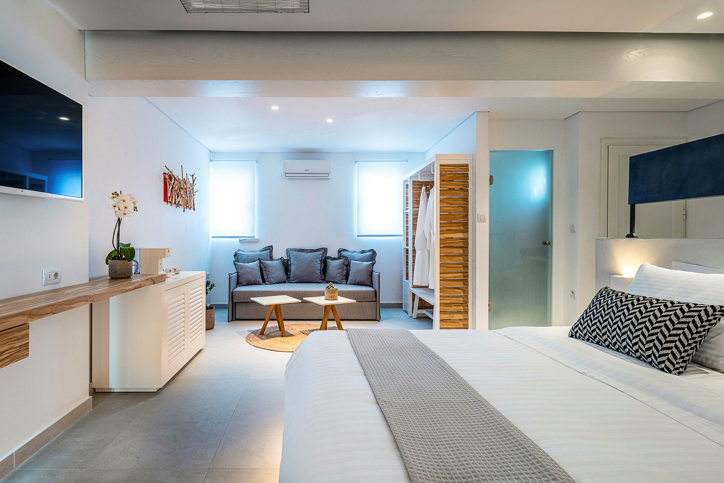 Moderne indrettet hotelværelse med sofa og seng. (AI-genereret tekst)