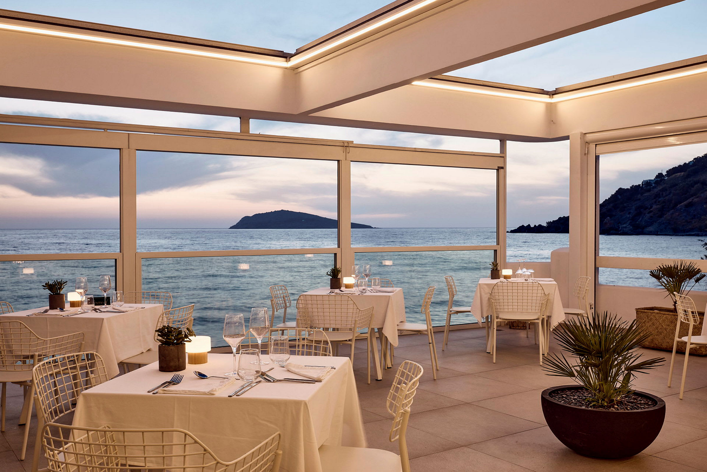 Restaurant med havudsigt under solnedgangen. (AI-genereret tekst)