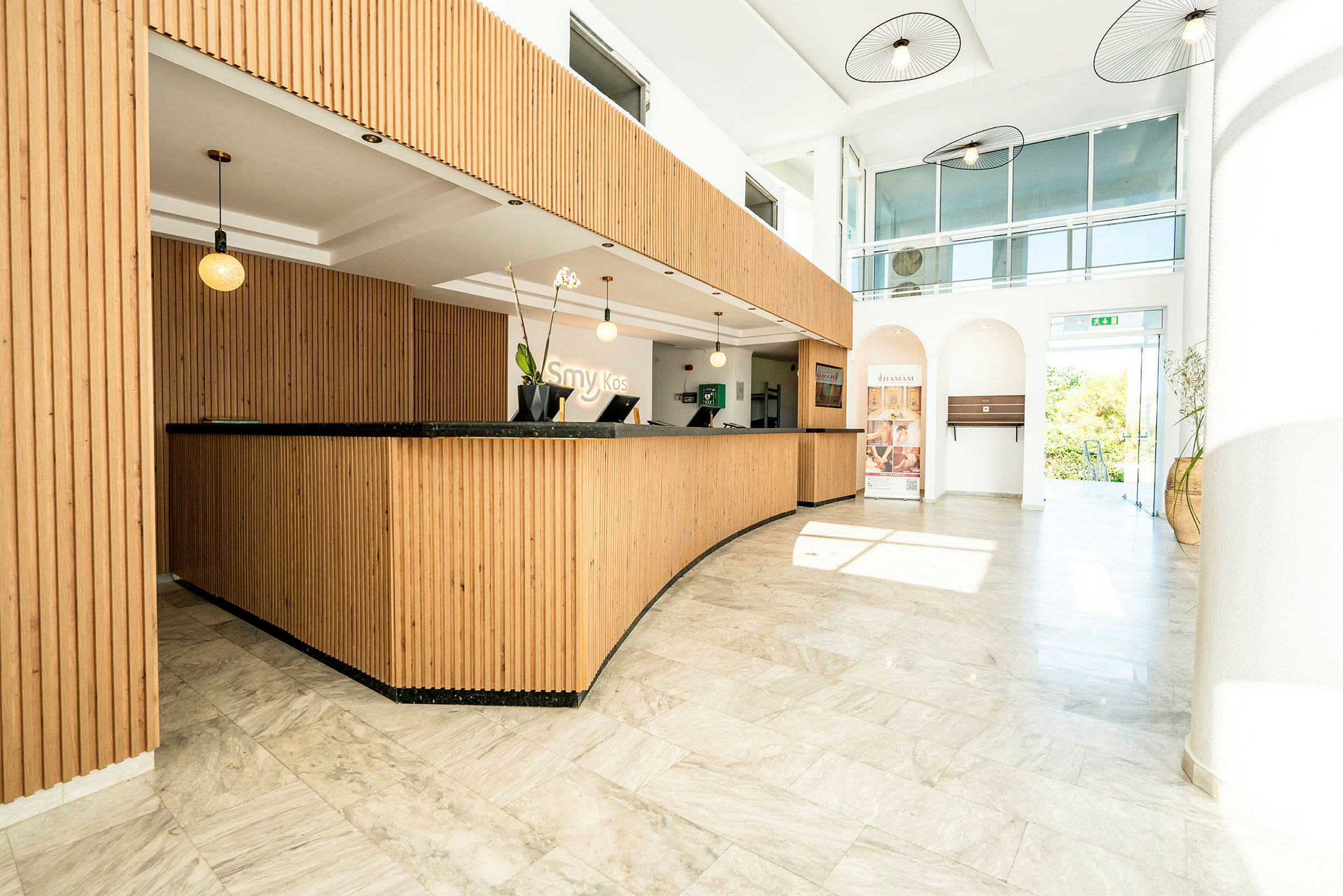 Hotelreception med trædetaljer og marmorgulv. (AI-genereret tekst)
