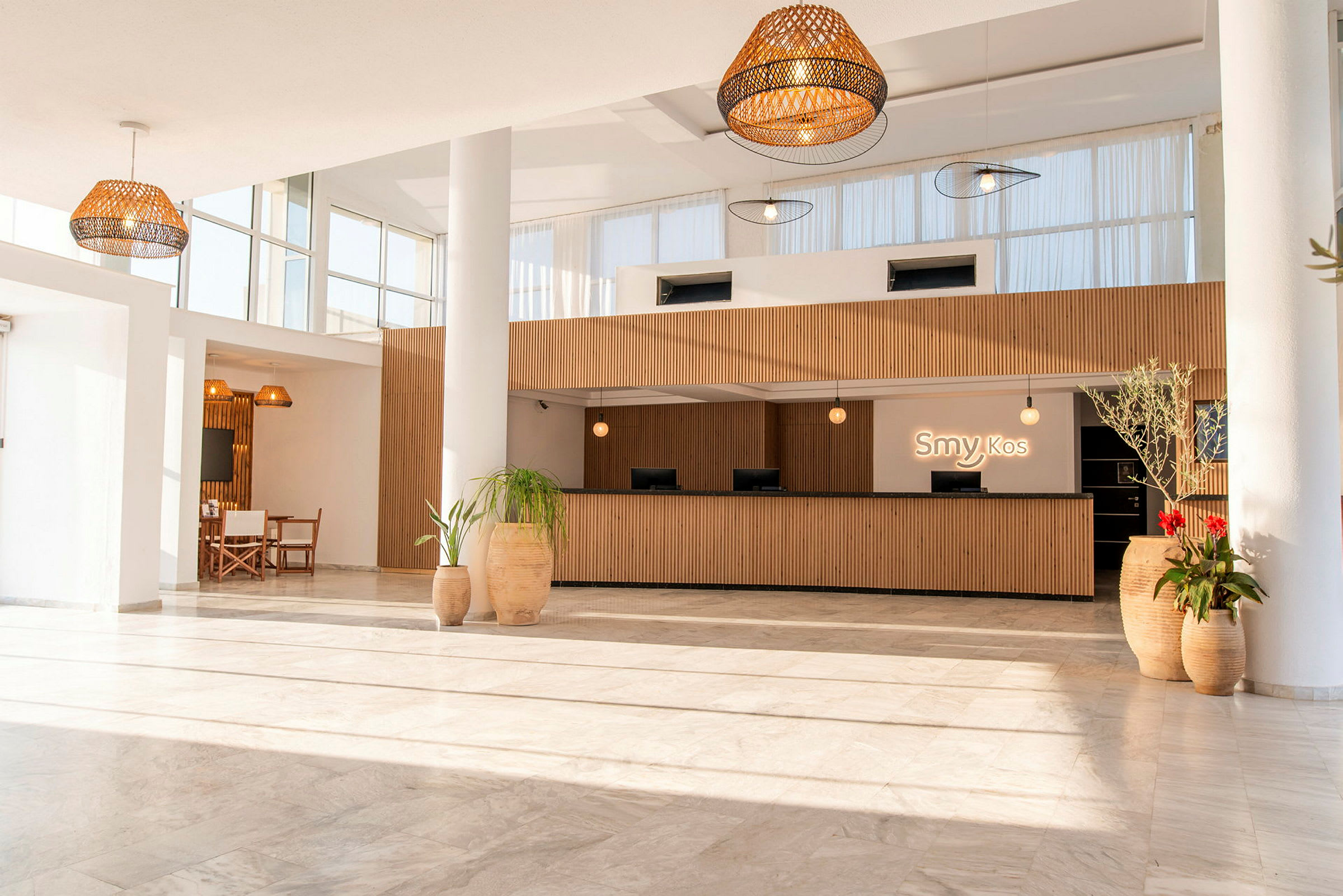 Hotellets reception med trægulv og dekorative planter. (AI-genereret tekst)