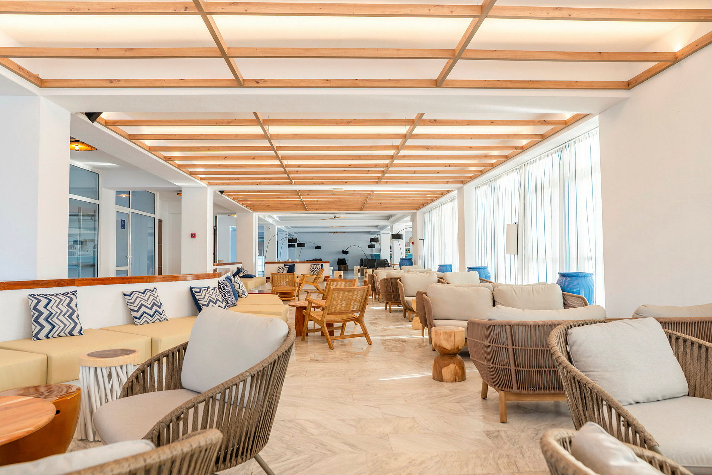 Lyst og moderne loungeområde med møbler i naturmaterialer. (AI-genereret tekst)
