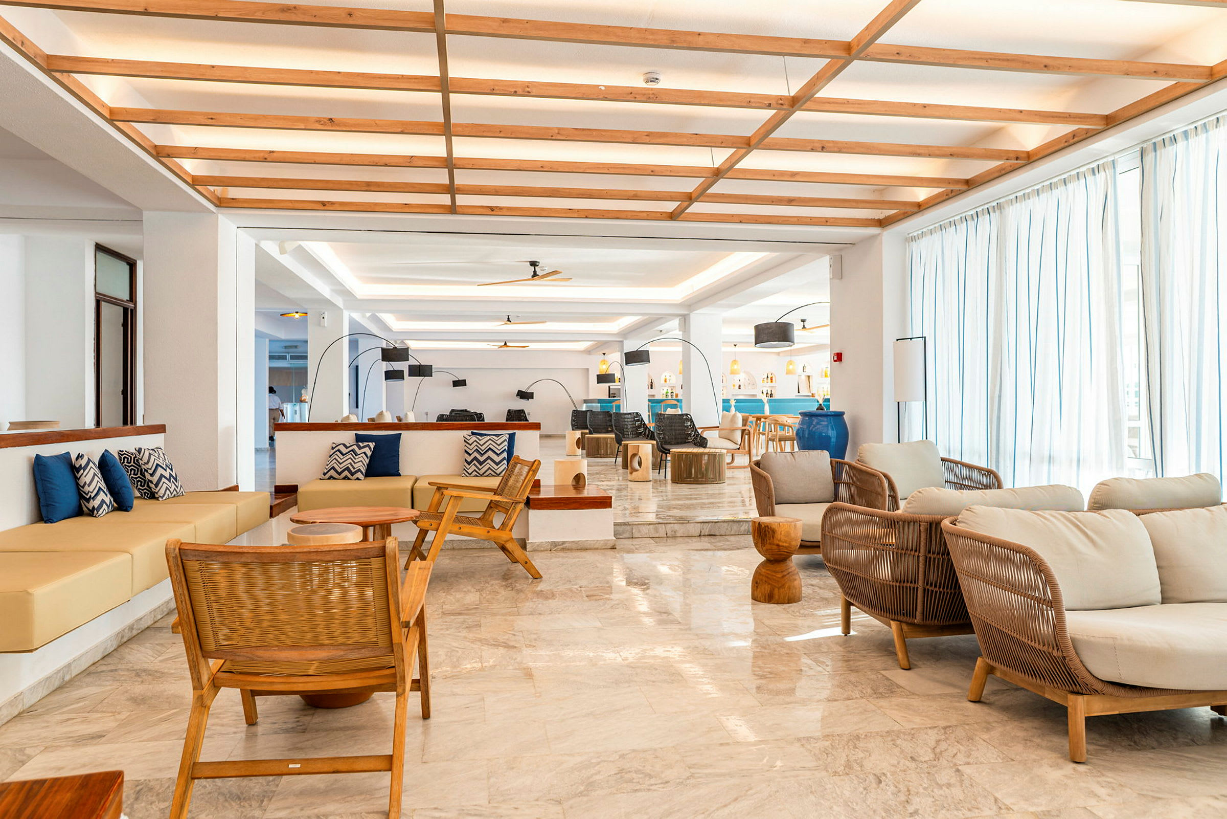 En hotellobby med moderne indretning, siddepladser og dekorative elementer. (AI-genereret tekst)
