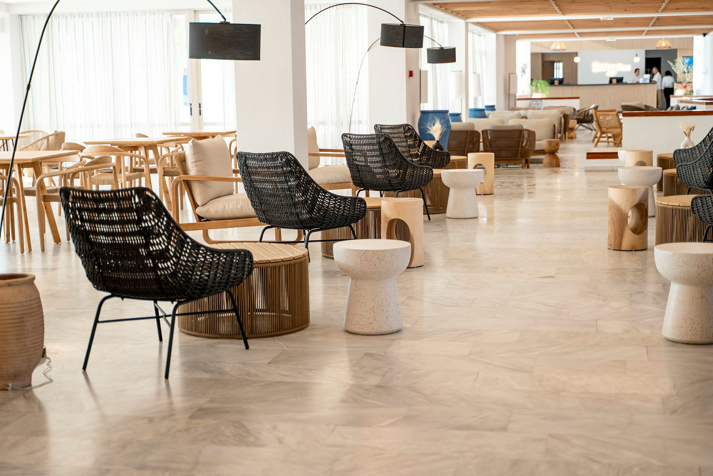 Moderne hotellobby med naturinspireret møblement. (AI-genereret tekst)