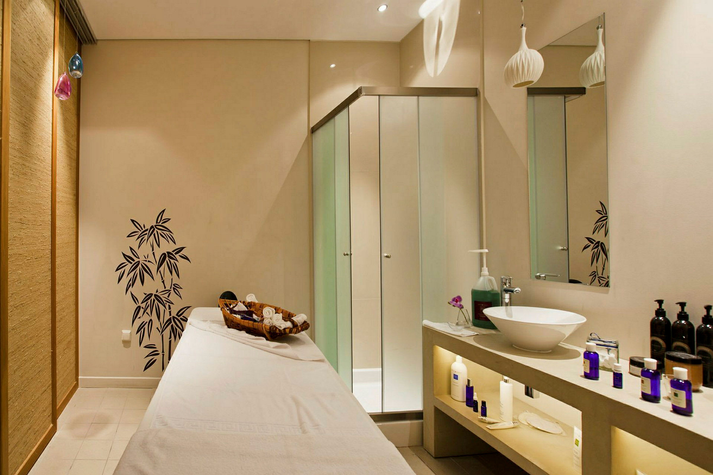 Spa-rum med massagebænk og hylde med produkter. (AI-genereret tekst)
