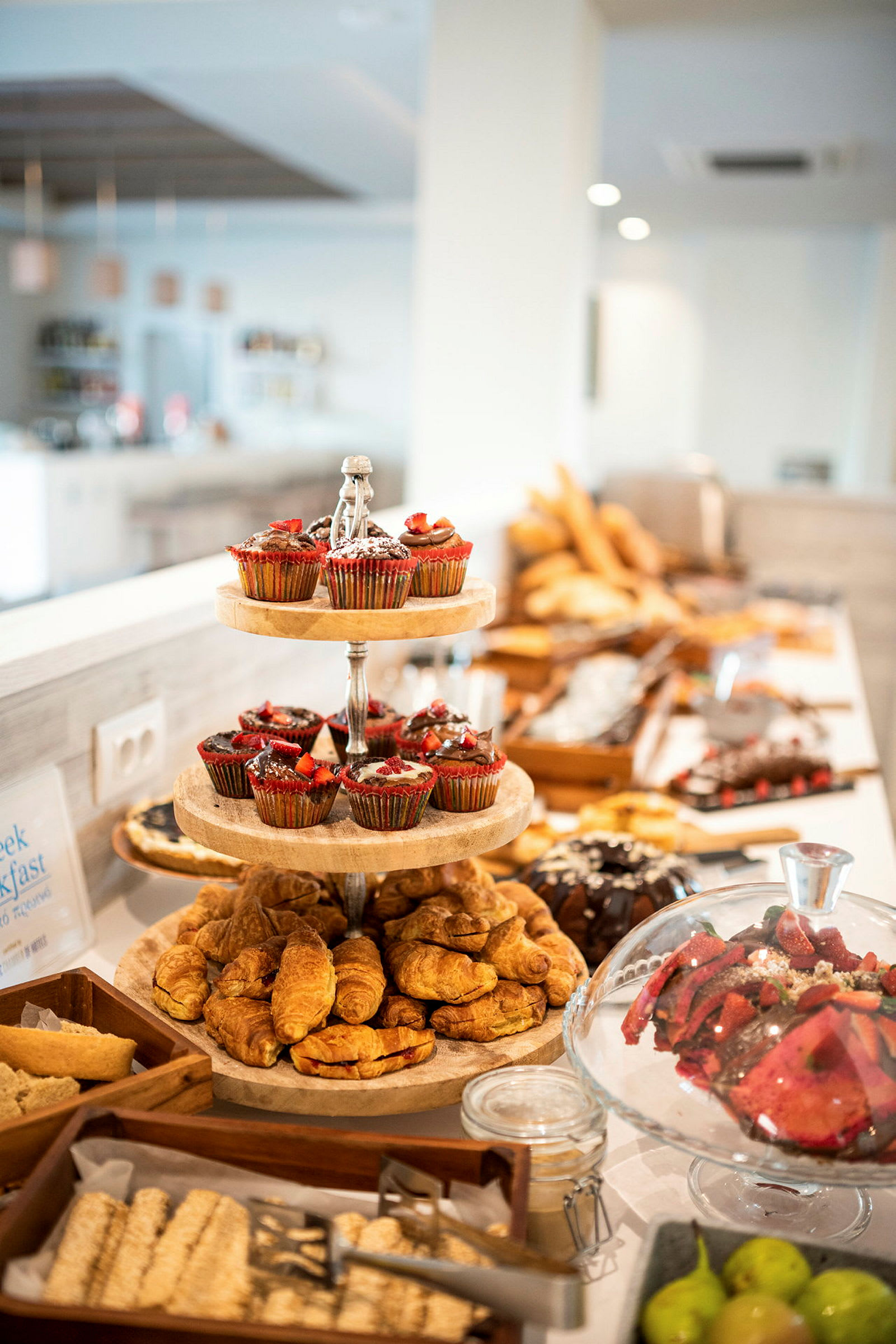 En morgenbuffet med bagværk og frugt. (AI-genereret tekst)
