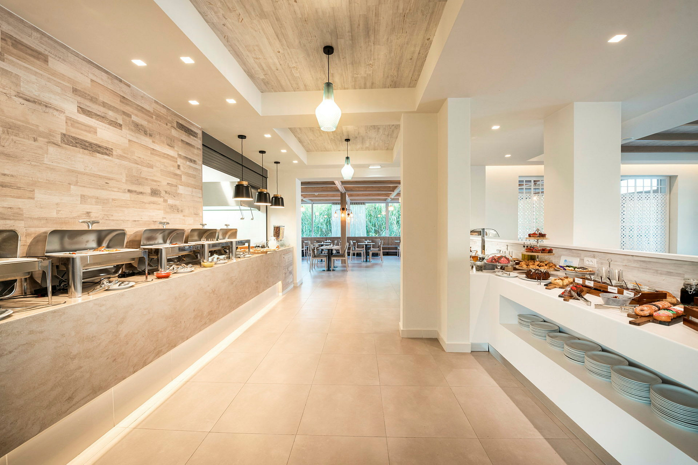 Interiør af restaurant med buffet og siddepladser. (AI-genereret tekst)