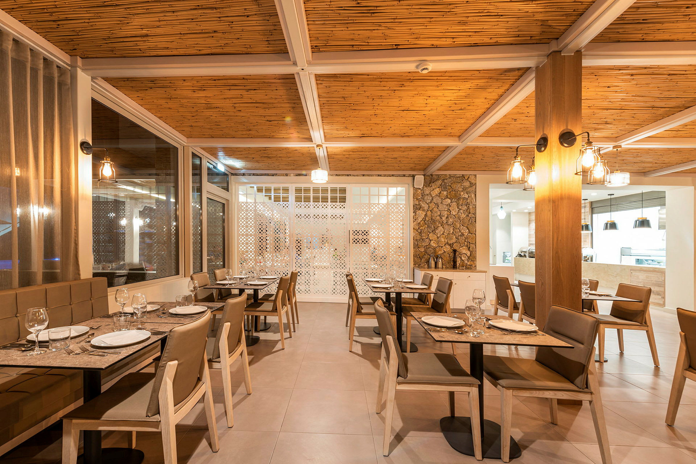 Interiør af en restaurant med dækkede borde og stole. (AI-genereret tekst)