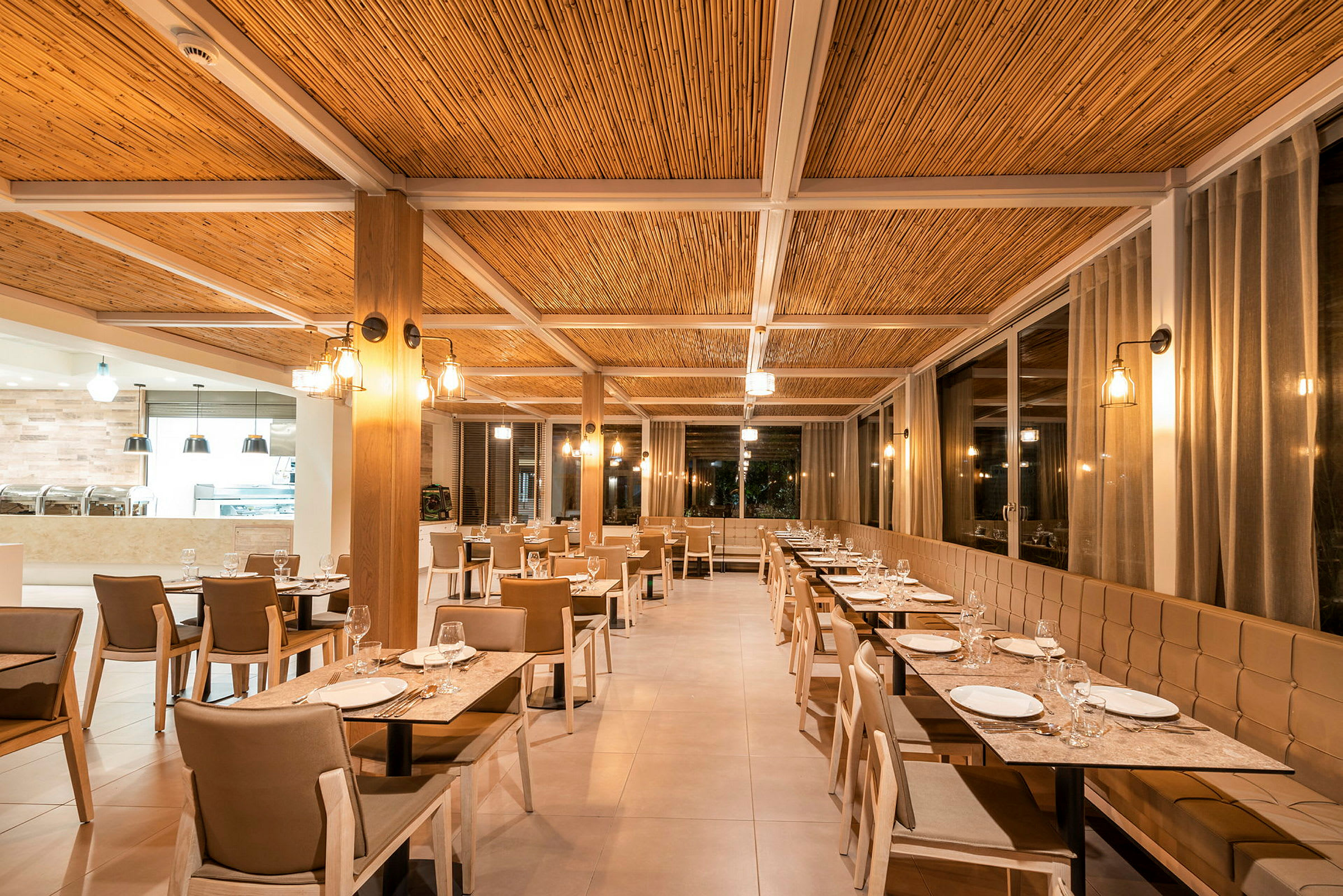 Restaurant med moderne møbler og bambustag. (AI-genereret tekst)