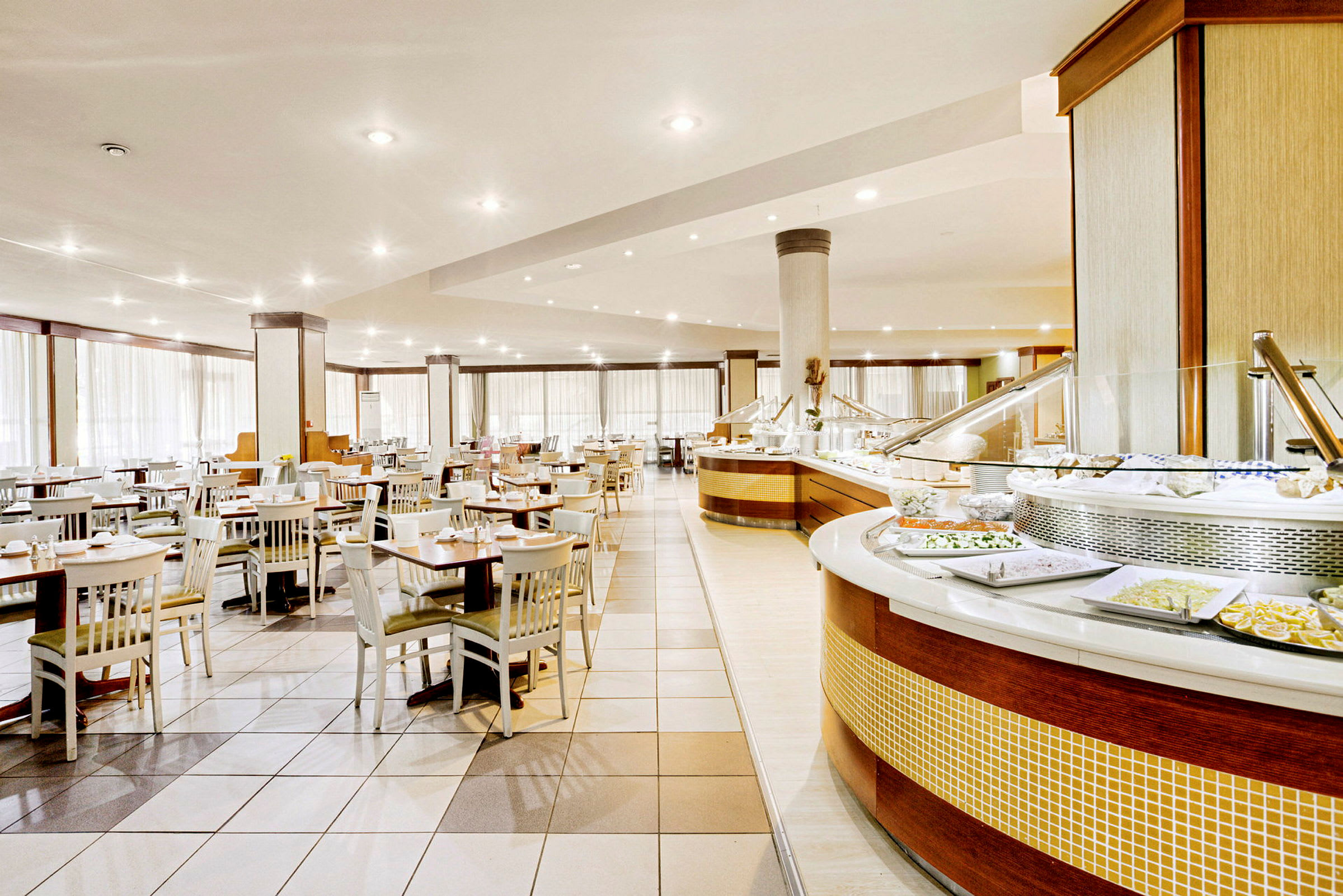 Stor spisestue med mange borde og en buffet. (AI-genereret tekst)
