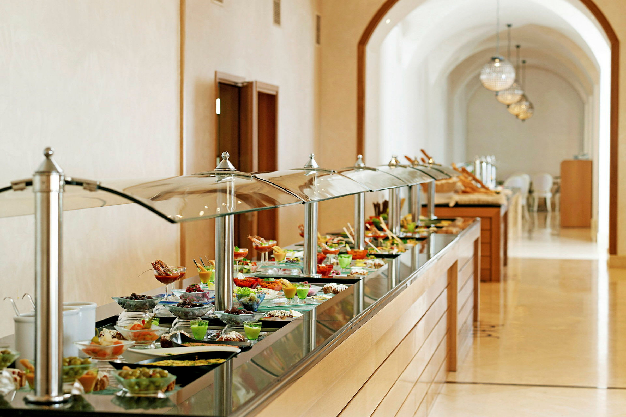 Buffetbord med forskellige retter i en lys restaurant. (AI-genereret tekst)