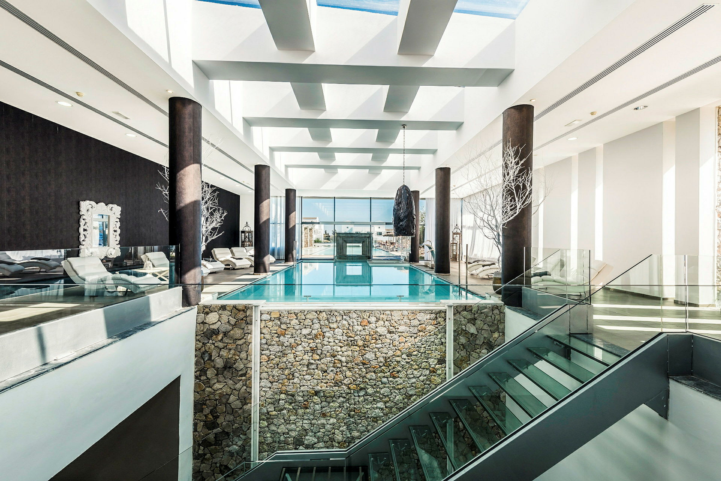 Moderne spa med glasvægge og indendørs pool. (AI-genereret tekst)