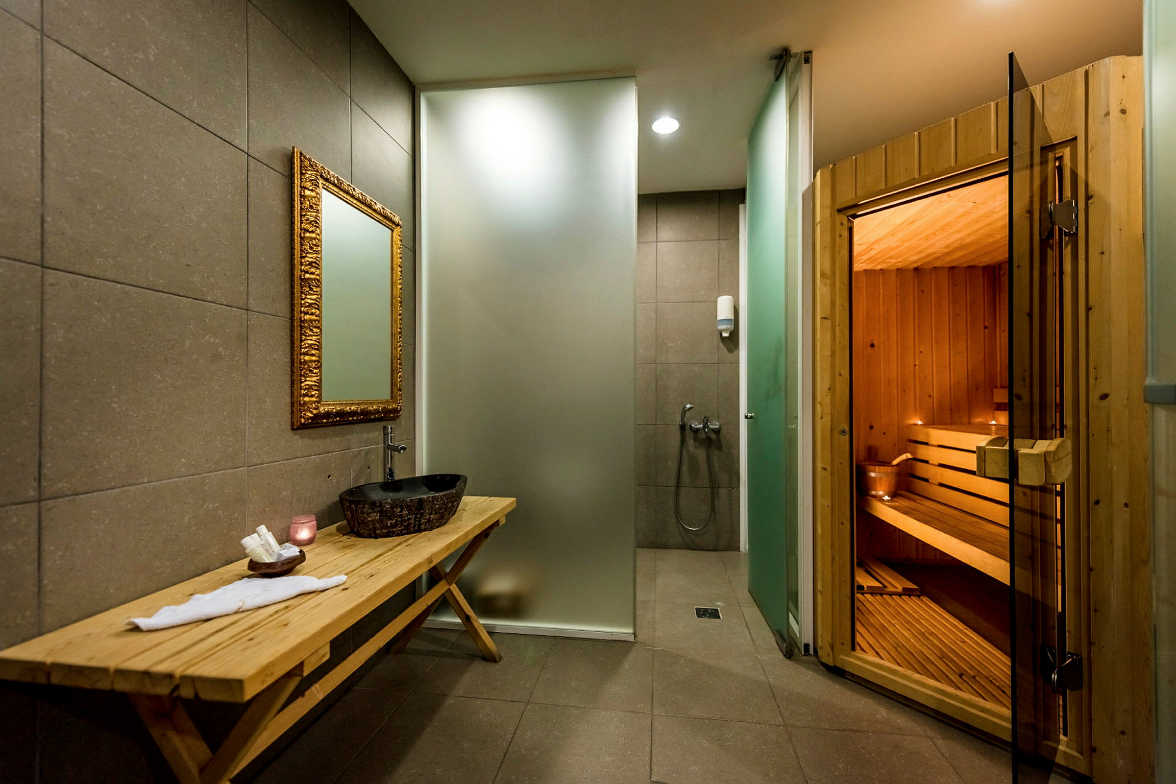 En spaafdeling med sauna og moderne badeværelse. (AI-genereret tekst)