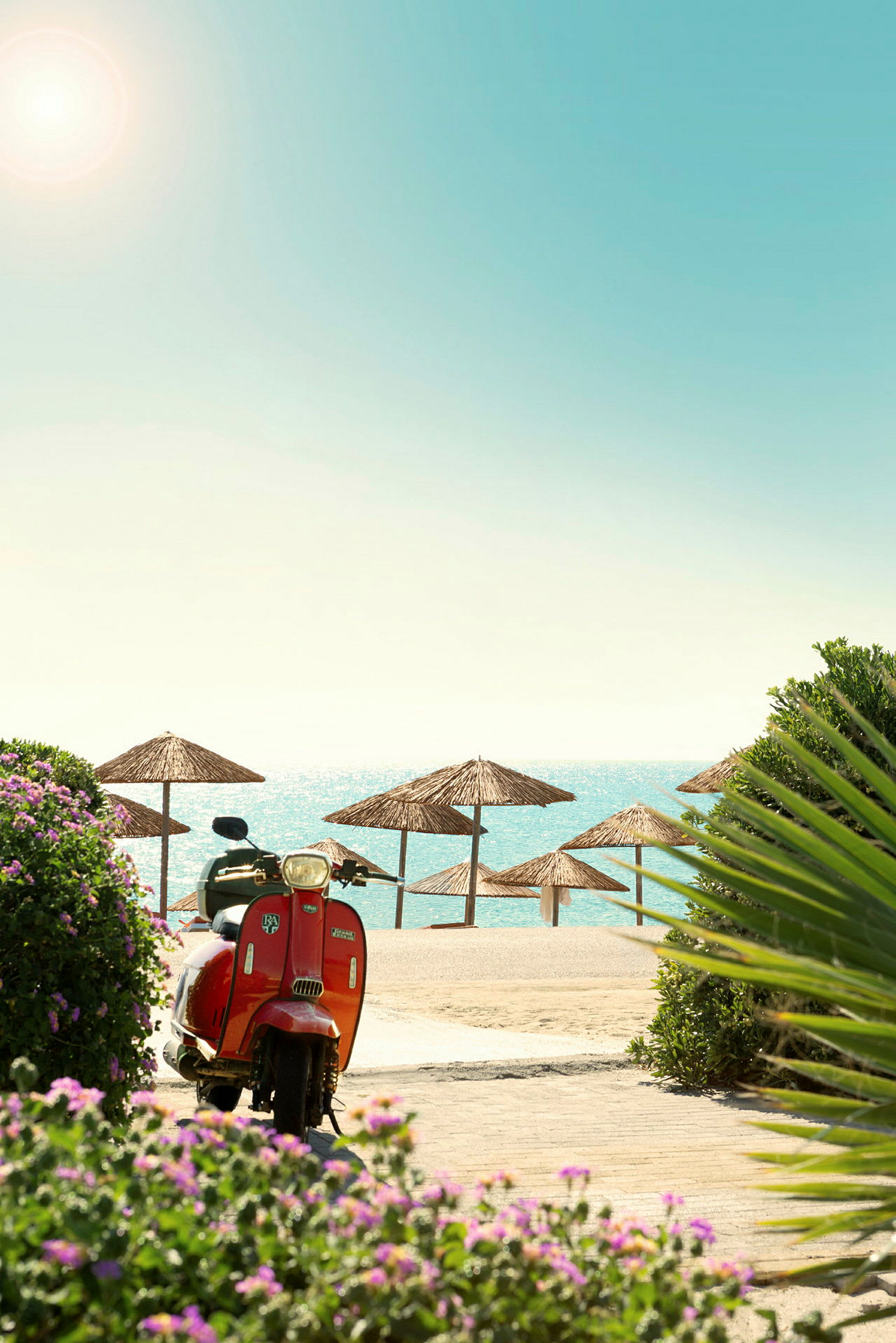 En rød vespa står ved en strand med flere stråparaplyer under en solrig himmel. (AI-genereret tekst)