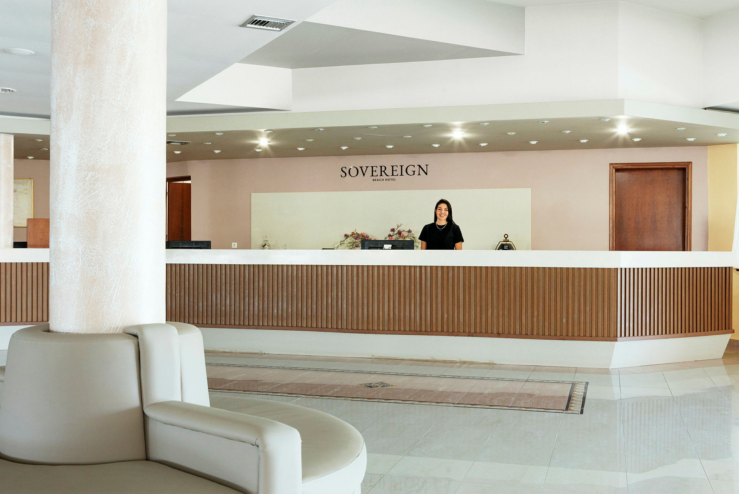 Hotellets reception med navnet "Sovereign Beach Hotel" ovenfor. (AI-genereret tekst)
