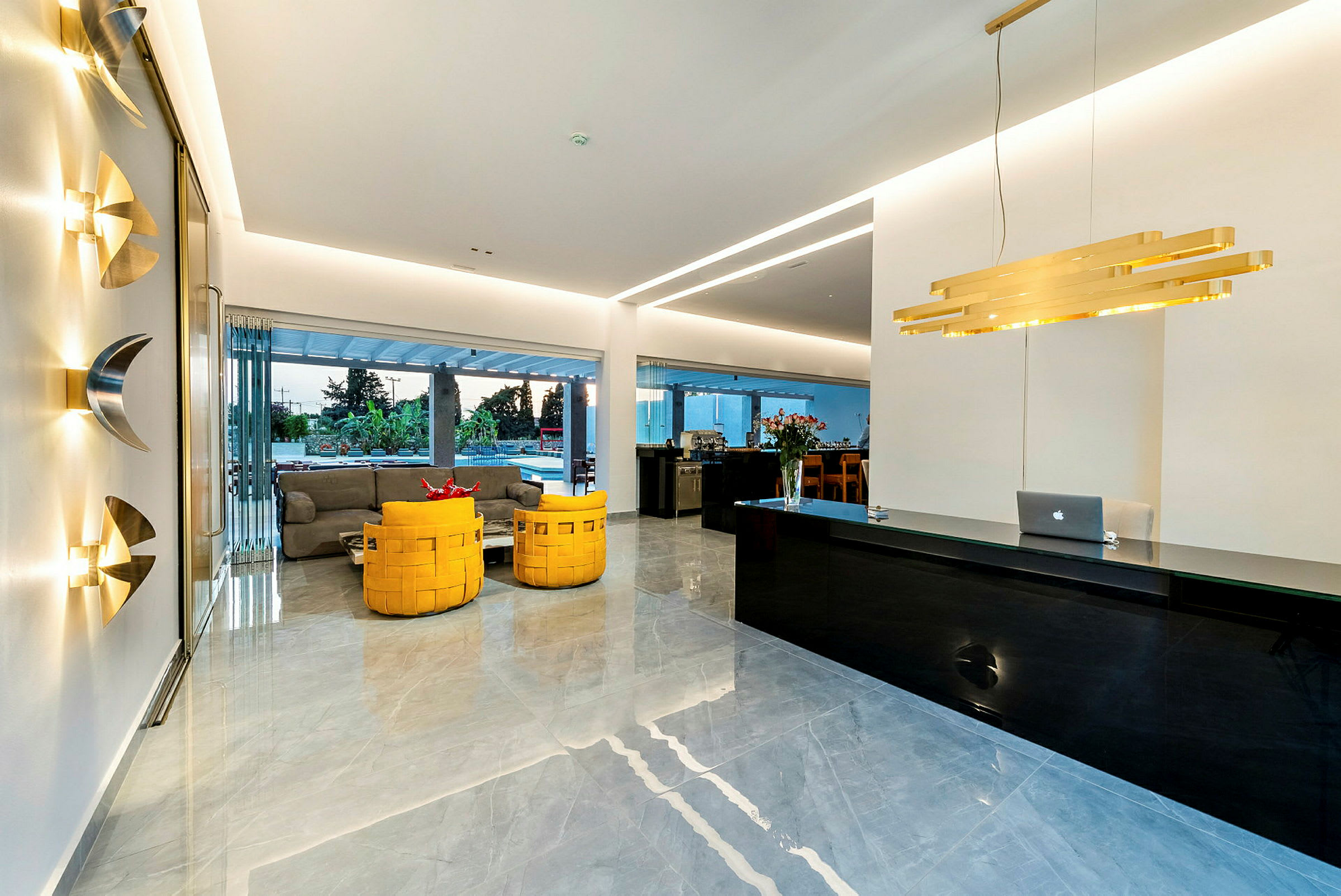 Moderne hotellobby med siddegruppe og receptionsdisk. (AI-genereret tekst)