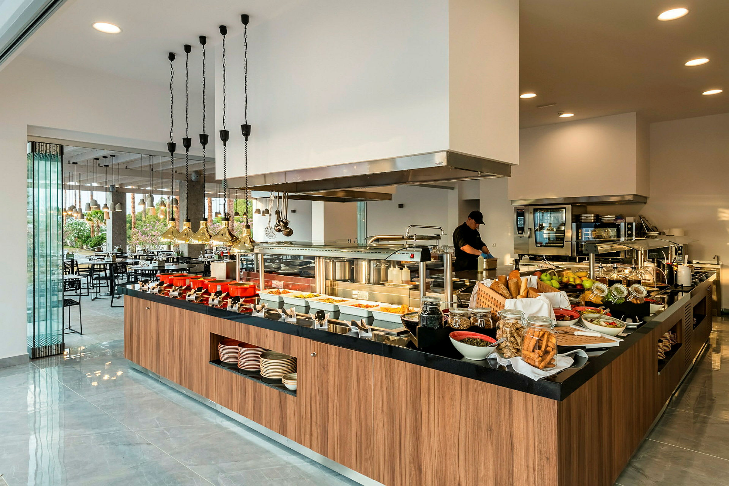 Buffetområde med forskellige retter og tilbehør i en moderne restaurant. (AI-genereret tekst)