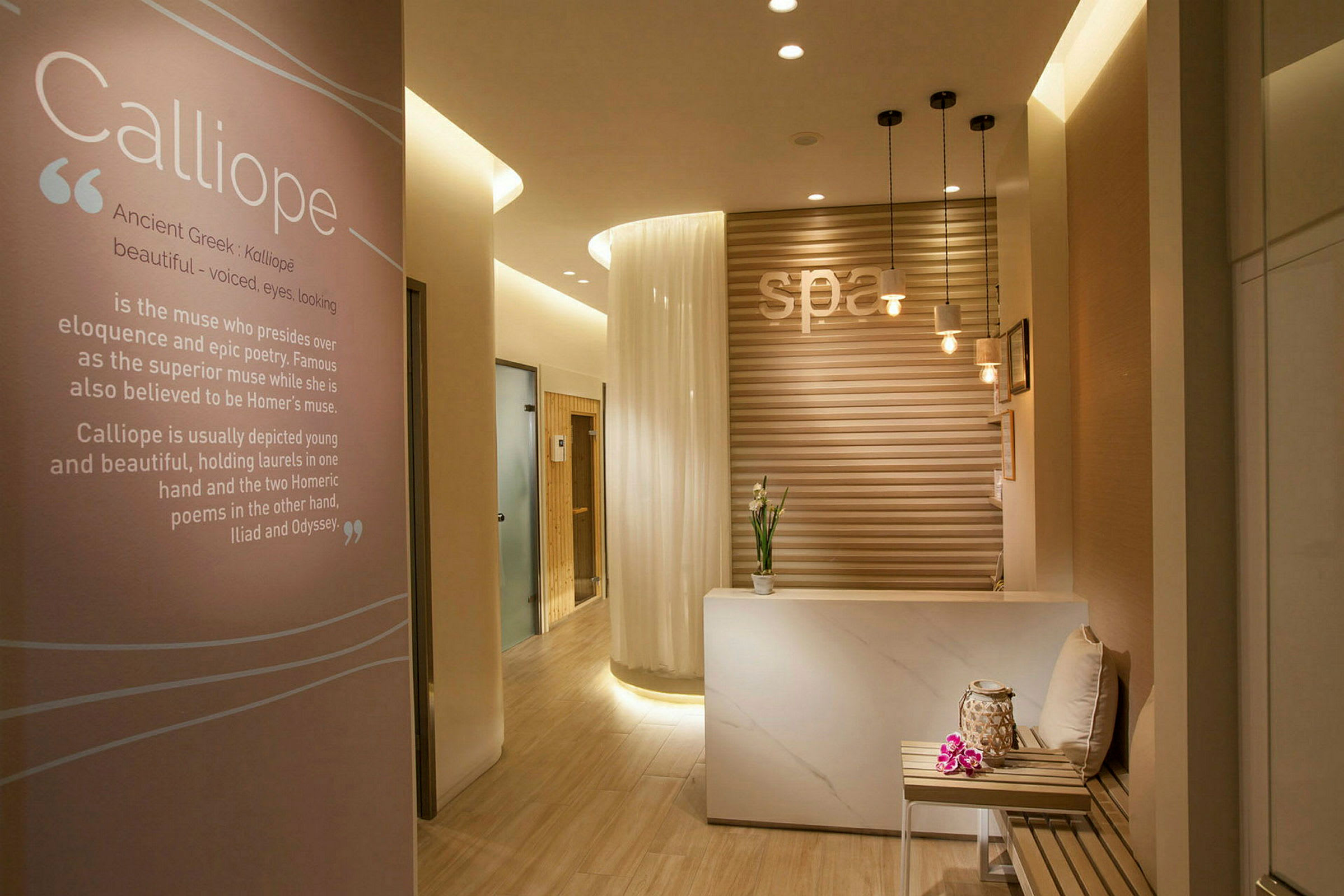 Interiør af et spa med reception og siddeplads. (AI-genereret tekst)