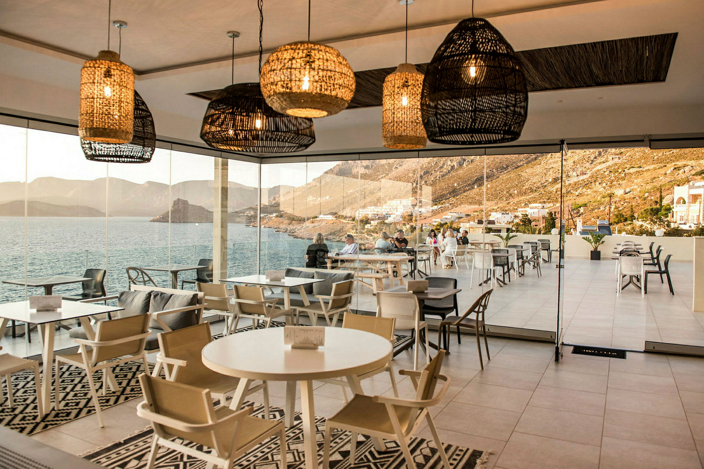 Moderne restaurant med havudsigt. (AI-genereret tekst)