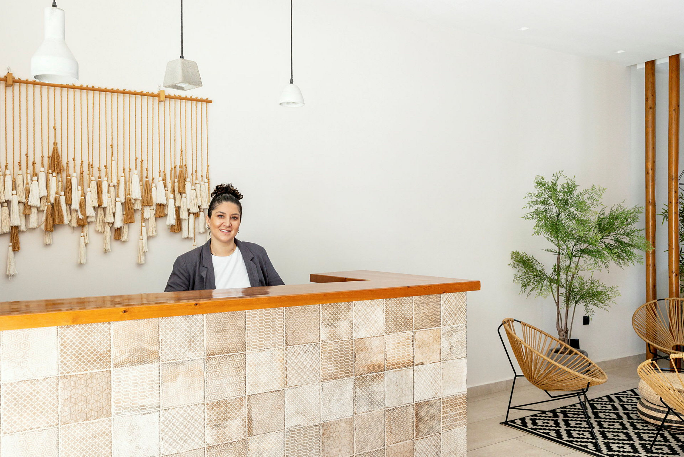 Reception med moderne og minimalistisk indretning. (AI-genereret tekst)