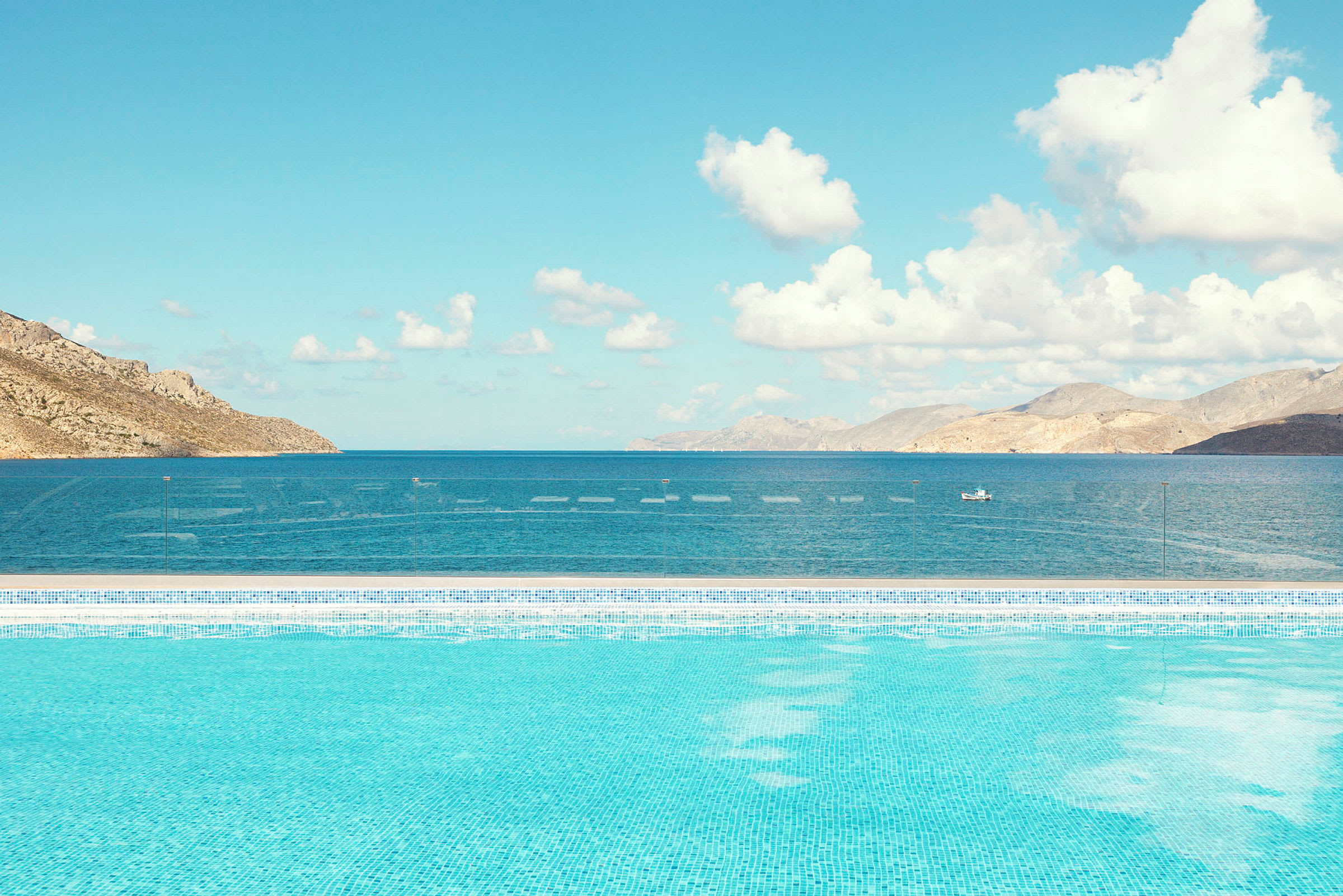 Infinitypool med havudsigt og bjerge i baggrunden. (AI-genereret tekst)