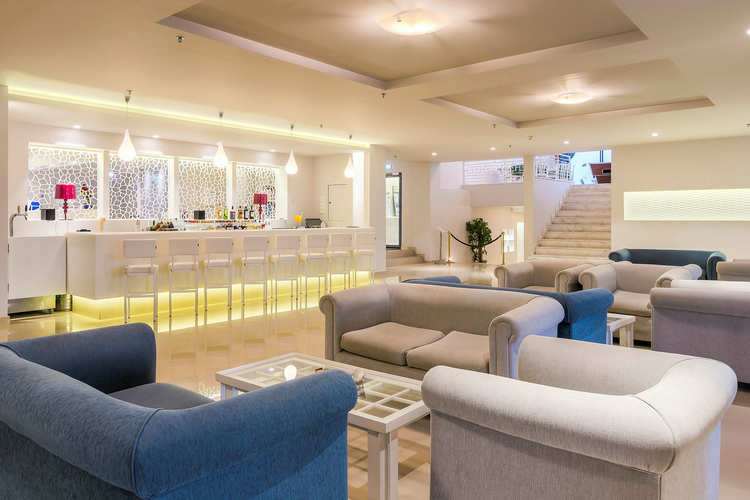 Moderne hotellobby med sofaer, borde og bardisk. (AI-genereret tekst)