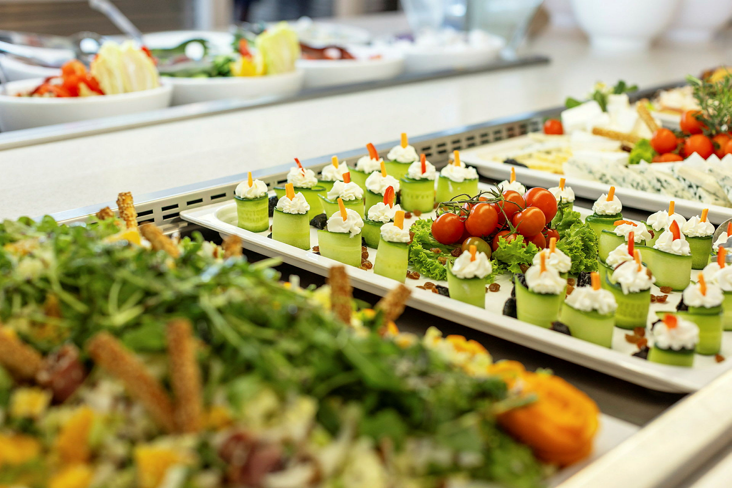 Buffet med grøntsager og dekorerede forretter. (AI-genereret tekst)