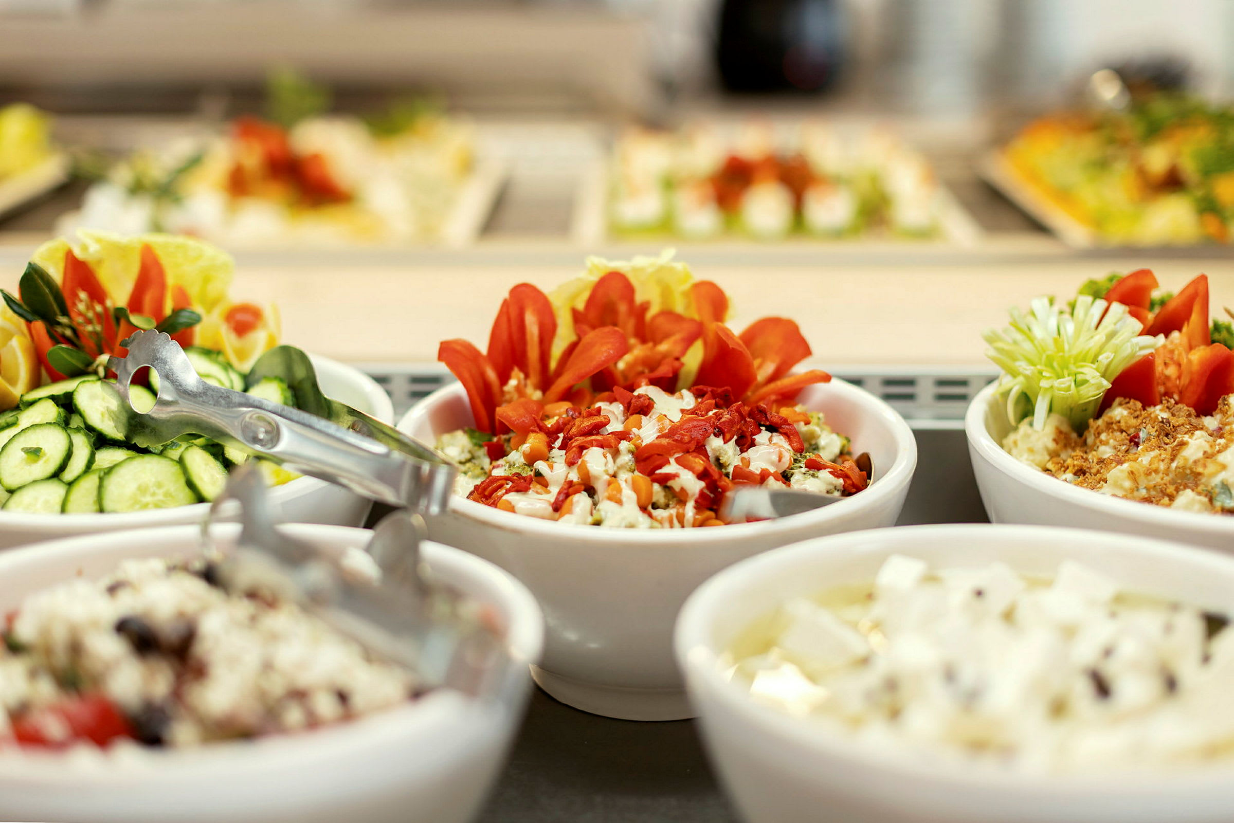 En buffet med forskellige salater og tilbehør. (AI-genereret tekst)