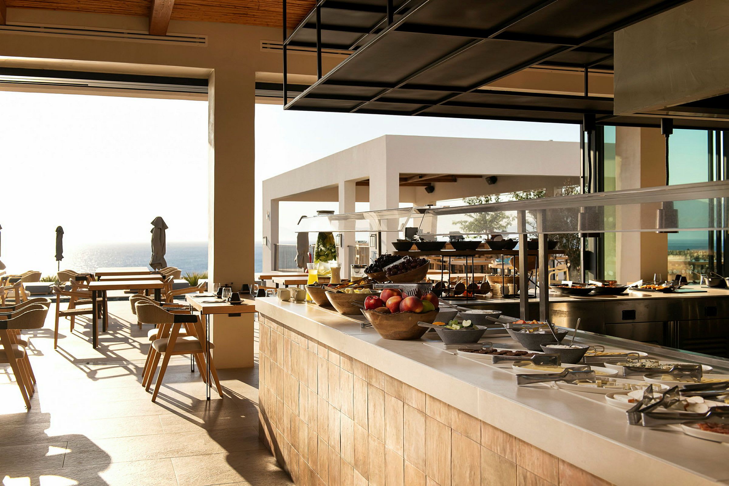 Hotellets restaurant med havudsigt og morgenmadsbuffet. (AI-genereret tekst)